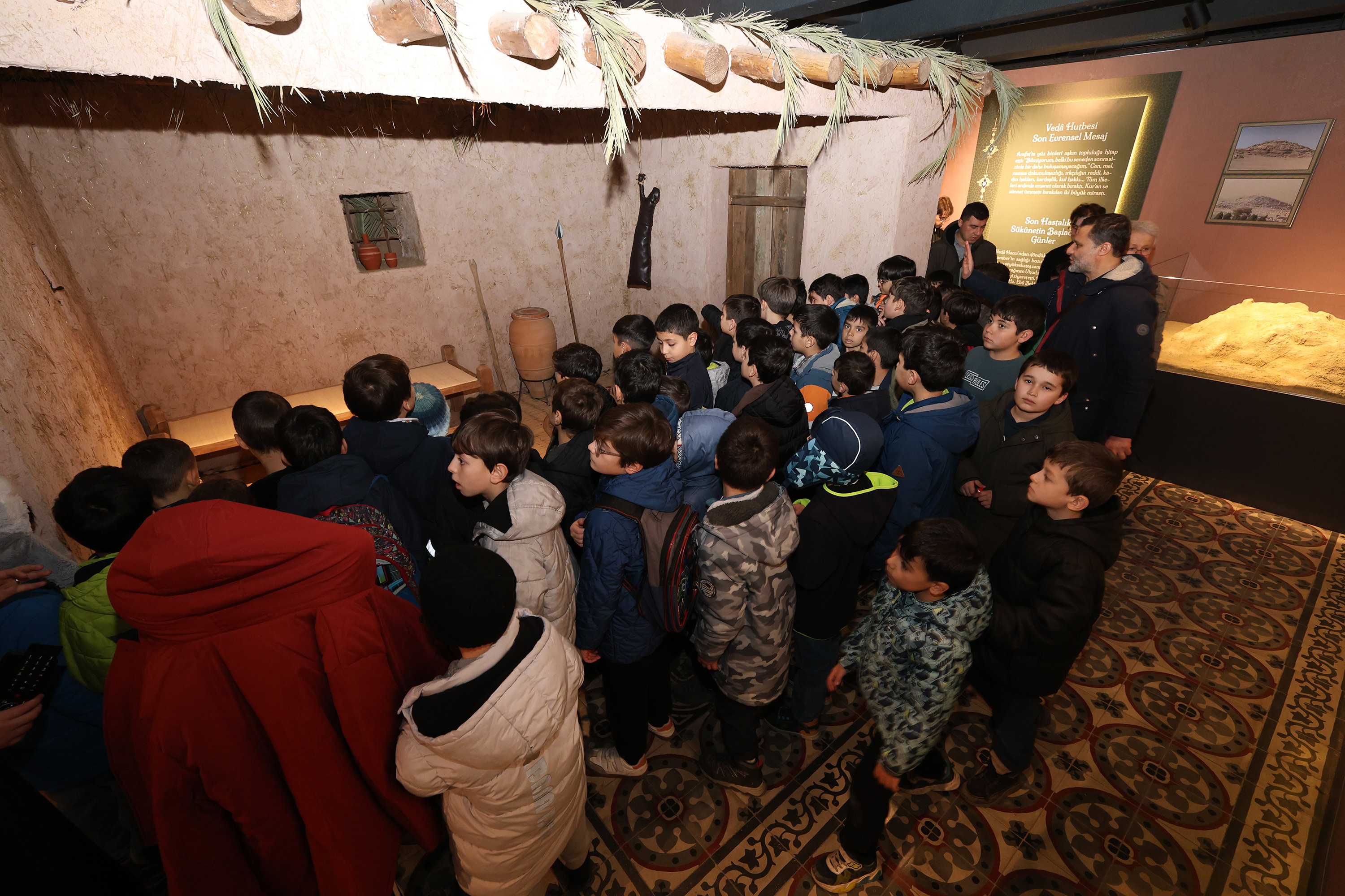 BÜYÜKŞEHİR TAŞ BİNA’DAKİ SİYER SERGİSİ KONYALILARDAN YOĞUN İLGİ GÖRÜYOR