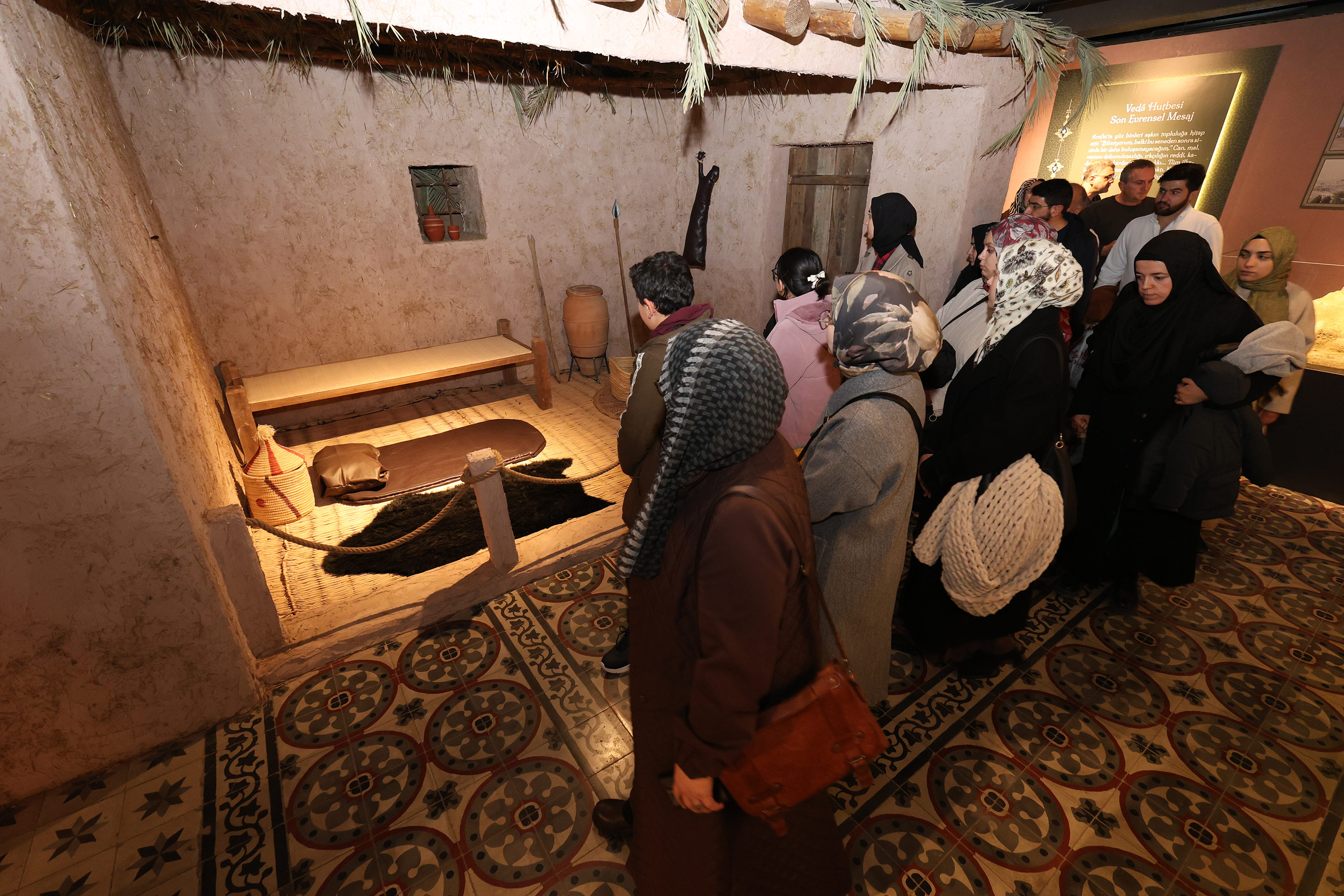 BÜYÜKŞEHİR TAŞ BİNA’DAKİ SİYER SERGİSİ KONYALILARDAN YOĞUN İLGİ GÖRÜYOR