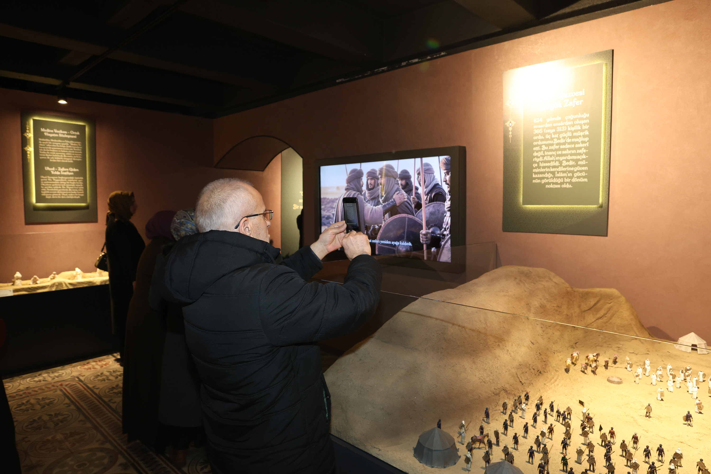 BÜYÜKŞEHİR TAŞ BİNA’DAKİ SİYER SERGİSİ KONYALILARDAN YOĞUN İLGİ GÖRÜYOR