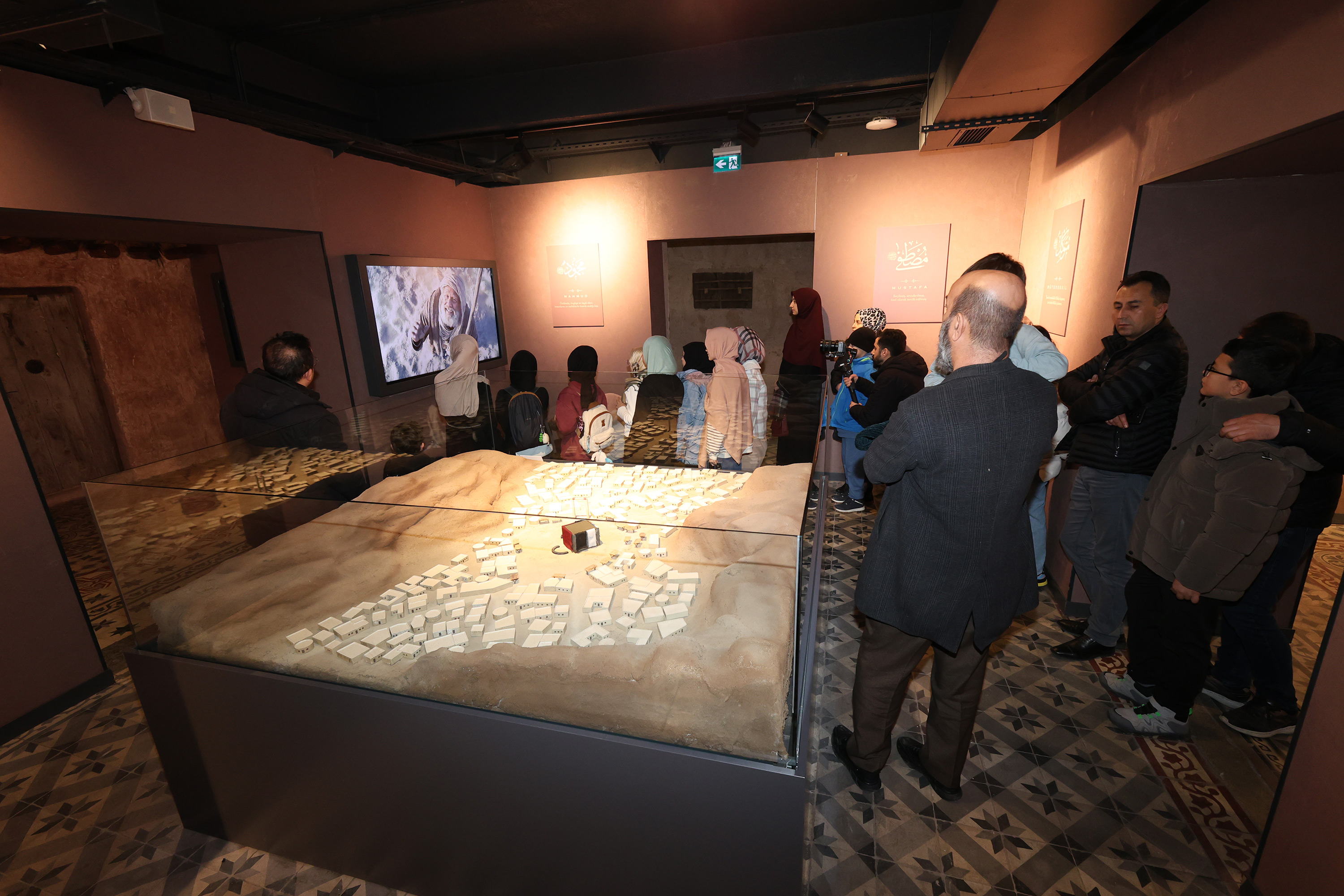 BÜYÜKŞEHİR TAŞ BİNA’DAKİ SİYER SERGİSİ KONYALILARDAN YOĞUN İLGİ GÖRÜYOR