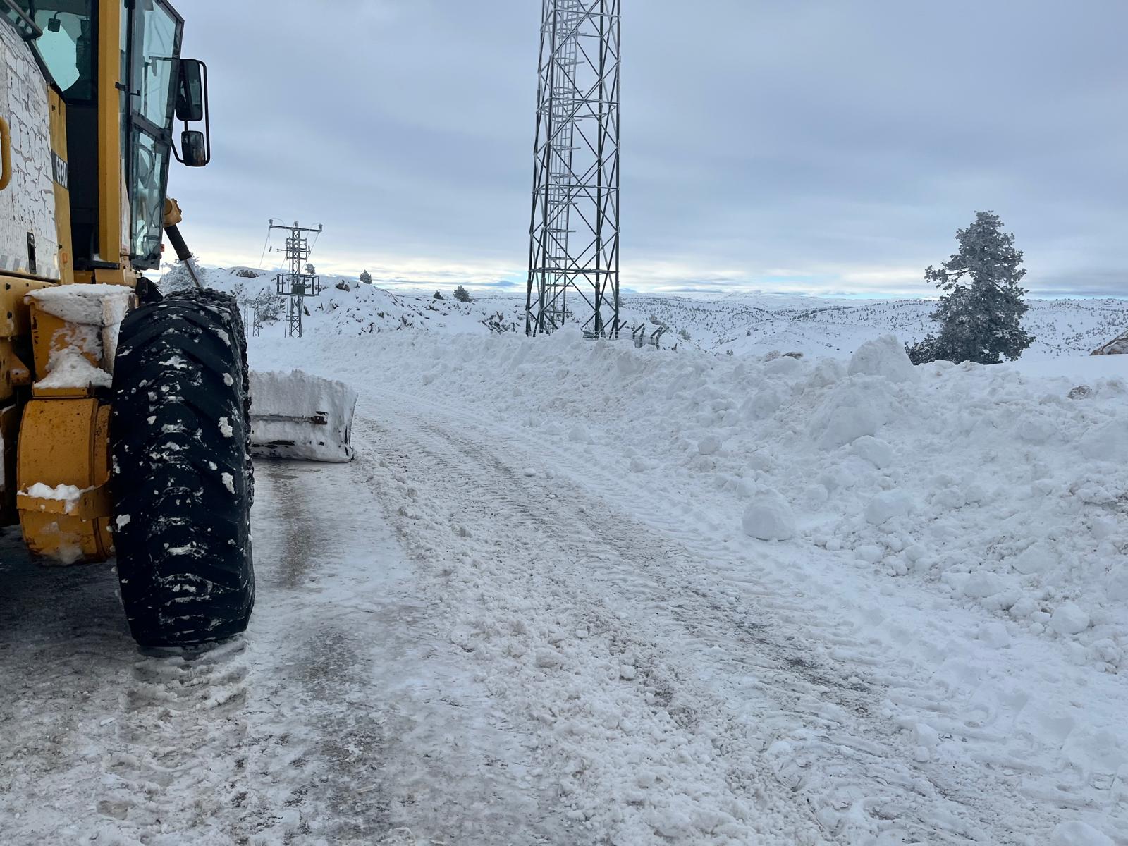 KONYA BÜYÜKŞEHİR KAR BEREKETİNİN GÜNLÜK YAŞAMI ETKİLEMEMESİ İÇİN 31 İLÇEDE 1.885 PERSONEL, 790 ARAÇLA MESAİDE