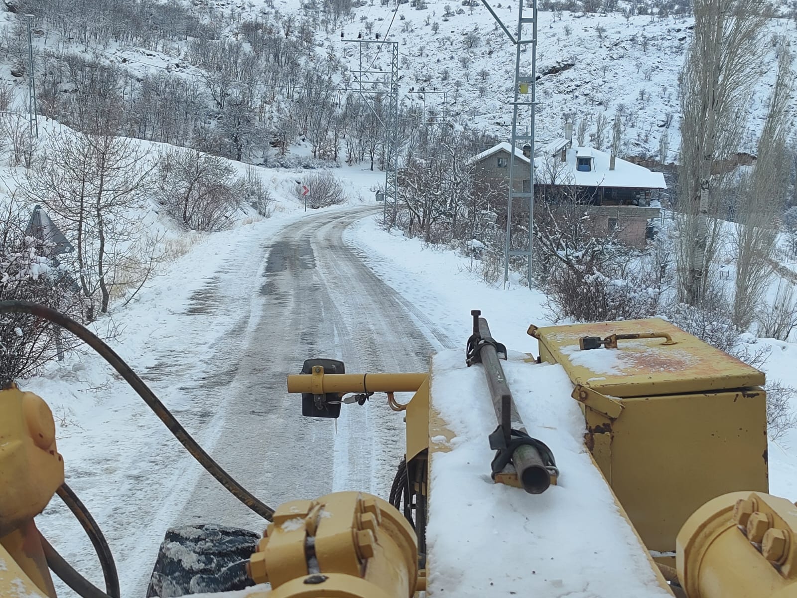 KONYA BÜYÜKŞEHİR KAR BEREKETİNİN GÜNLÜK YAŞAMI ETKİLEMEMESİ İÇİN 31 İLÇEDE 1.885 PERSONEL, 790 ARAÇLA MESAİDE