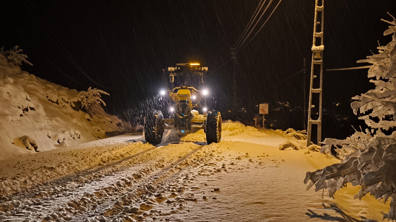KONYA BÜYÜKŞEHİR KAR BEREKETİNİN GÜNLÜK YAŞAMI ETKİLEMEMESİ İÇİN 31 İLÇEDE 1.885 PERSONEL, 790 ARAÇLA MESAİDE