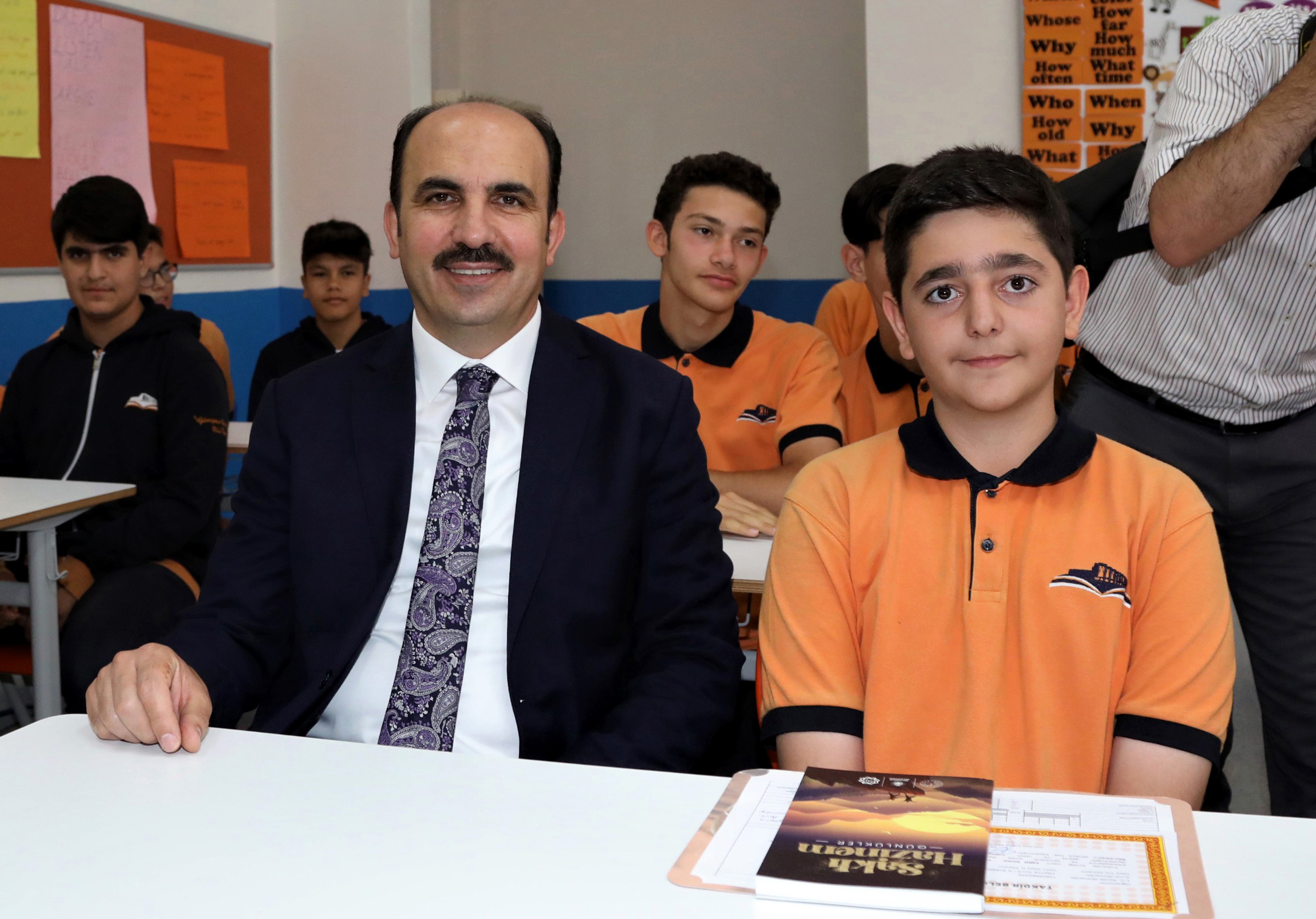 BAŞKAN ALTAY KARNE ALAN ÖĞRENCİLERİ TEBRİK ETTİ