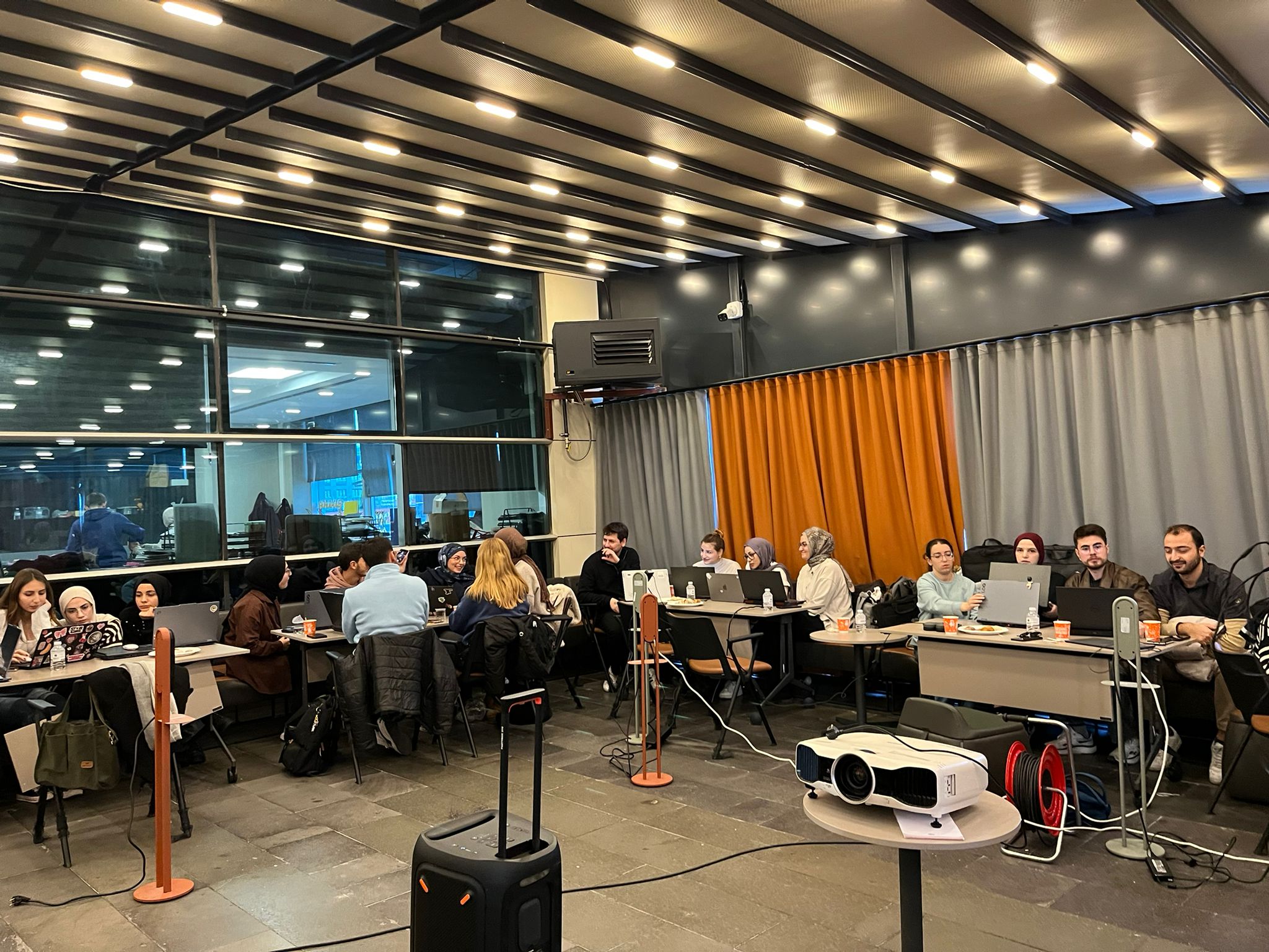 BÜYÜKŞEHİR GENÇLİK MECLİSİ’NDEN ÜNİVERSİTE ÖĞRENCİLERİNE DOLU DOLU ETKİNLİKLER