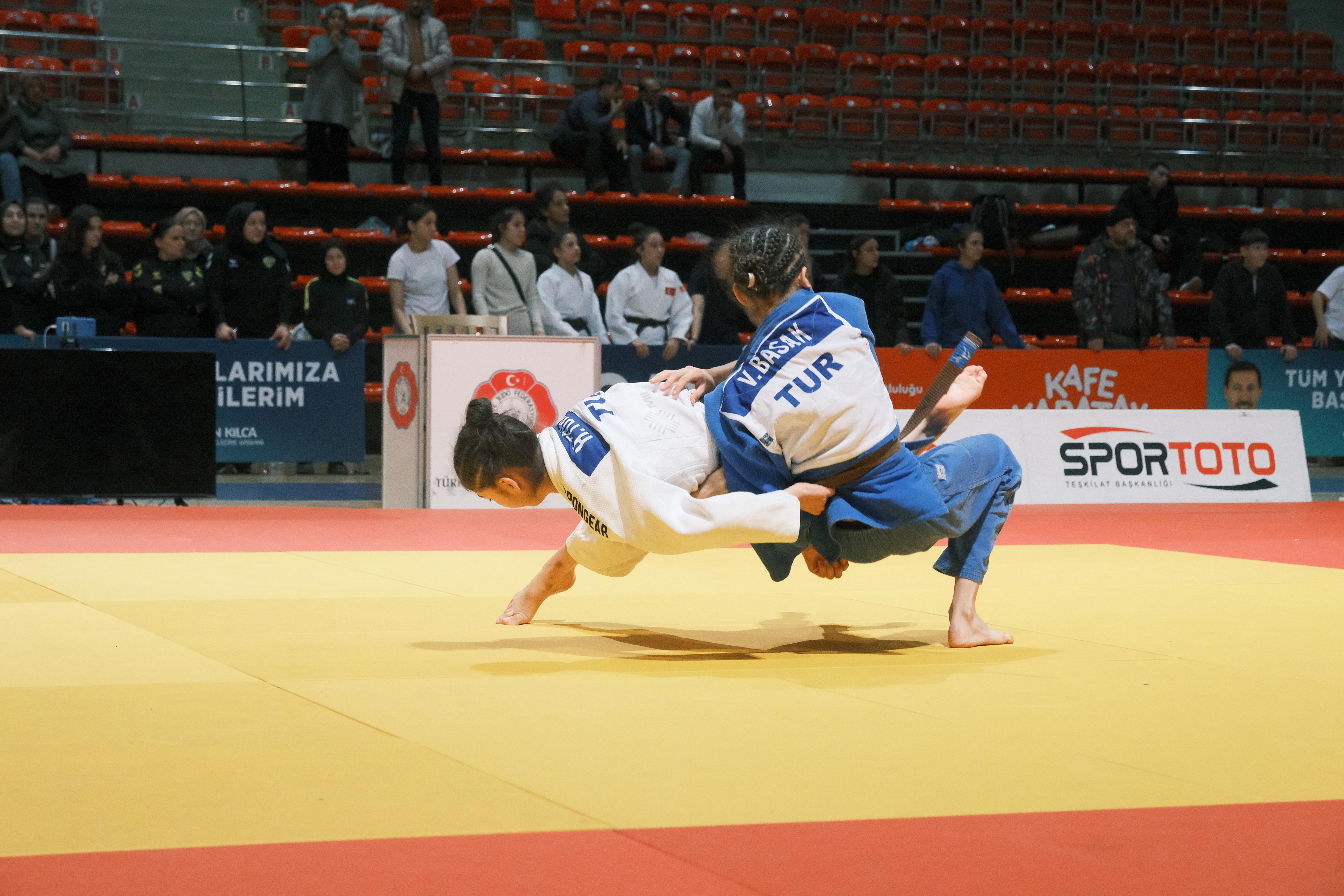 KONYA BÜYÜKŞEHİR ÜMİTLER JUDO TAKIMI TÜRKİYE İKİNCİSİ OLDU