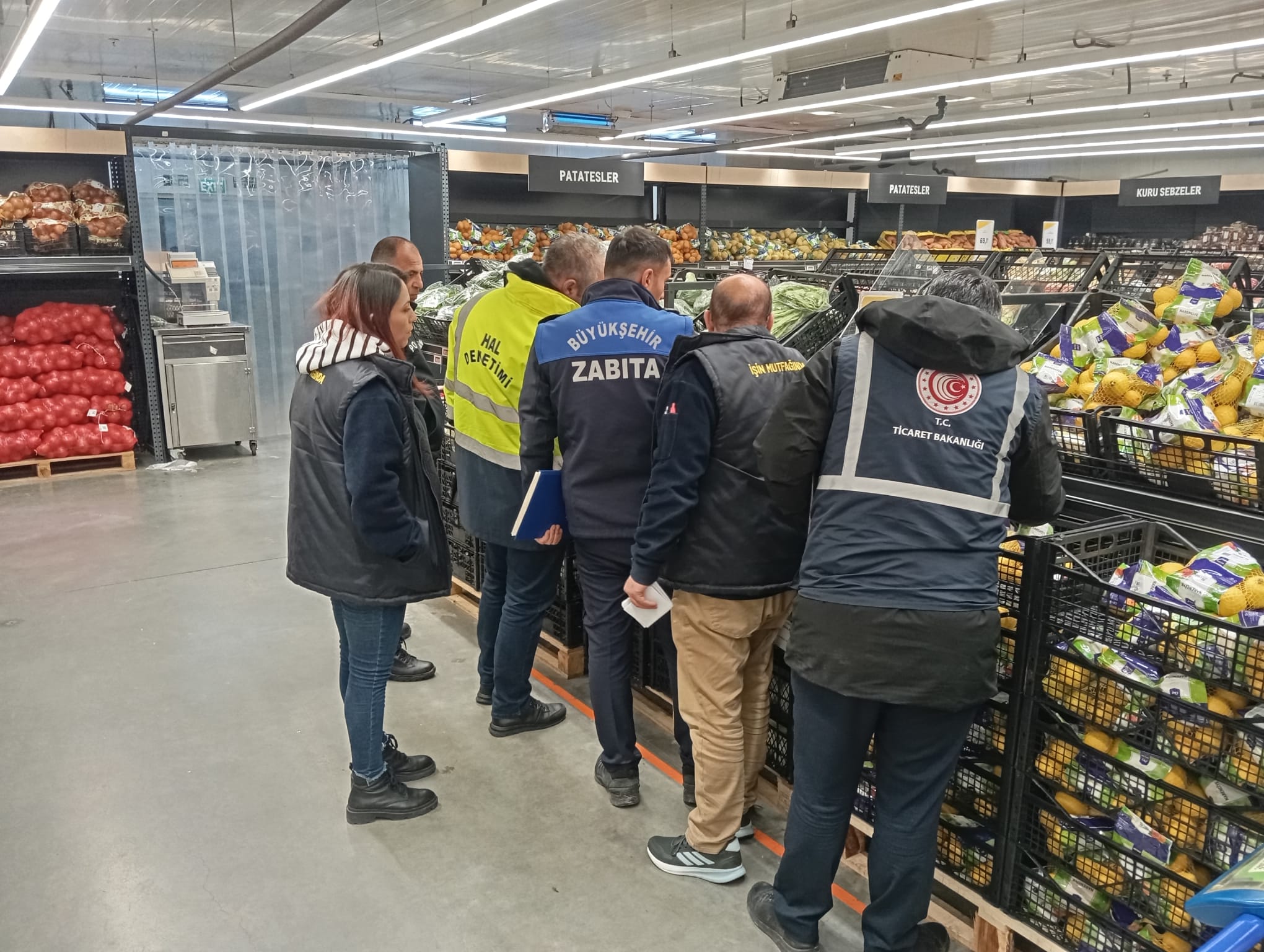 KONYA’DA YAŞ SEBZE VE MEYVEDE FAHİŞ FİYATLARA KARŞI DENETİMLER SÜRÜYOR