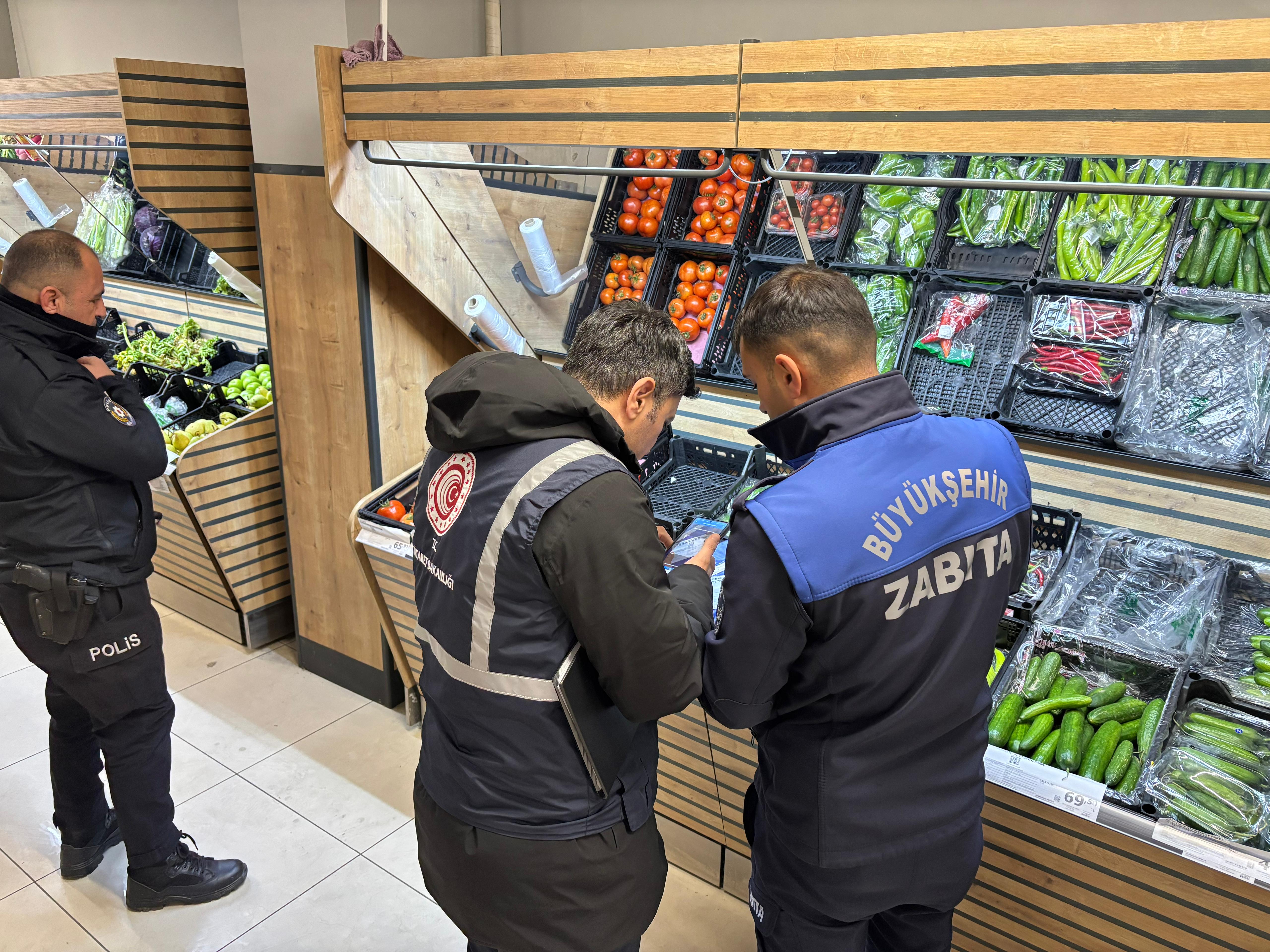 KONYA’DA YAŞ SEBZE VE MEYVEDE FAHİŞ FİYATLARA KARŞI DENETİMLER SÜRÜYOR