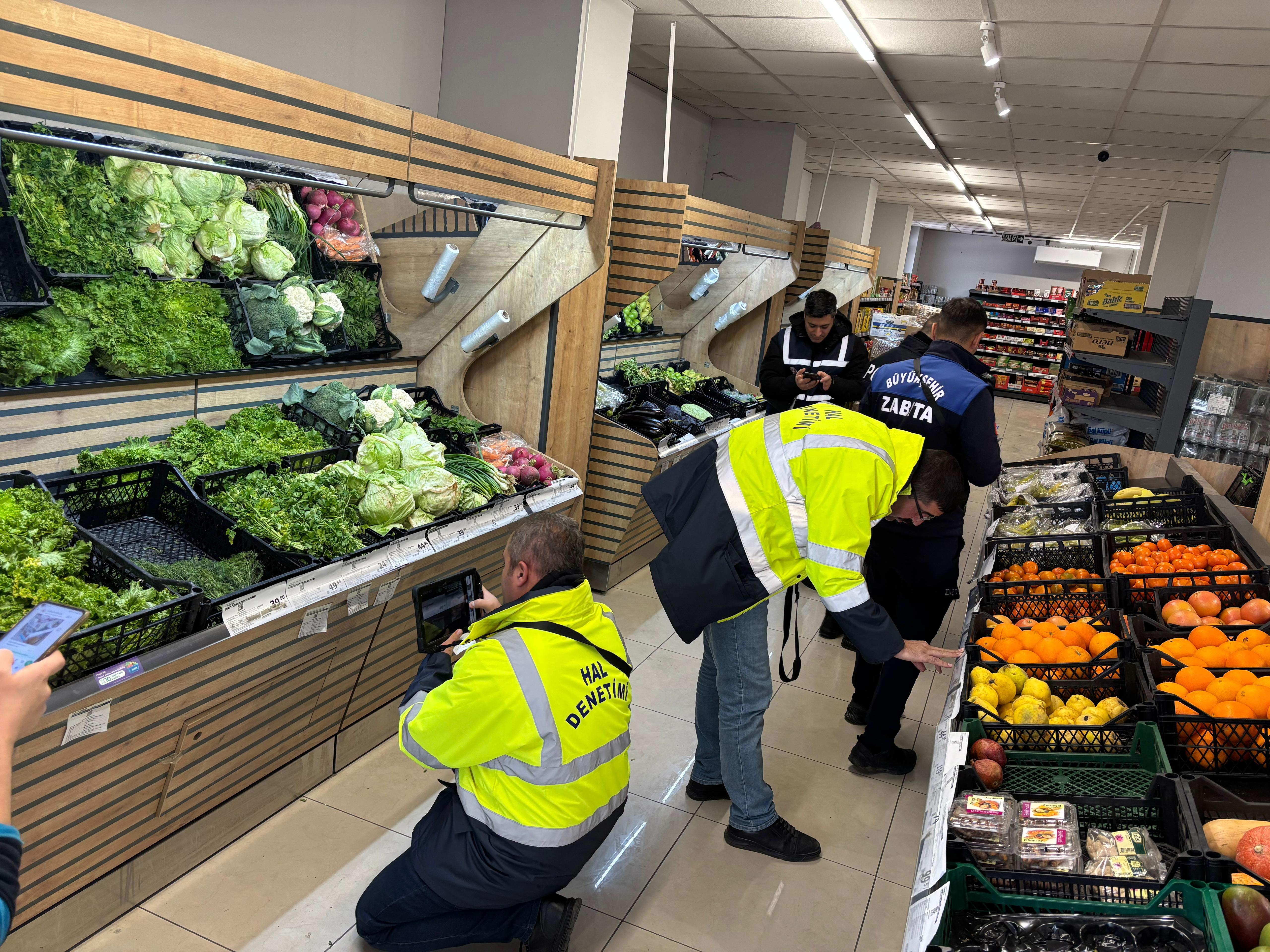 KONYA’DA YAŞ SEBZE VE MEYVEDE FAHİŞ FİYATLARA KARŞI DENETİMLER SÜRÜYOR