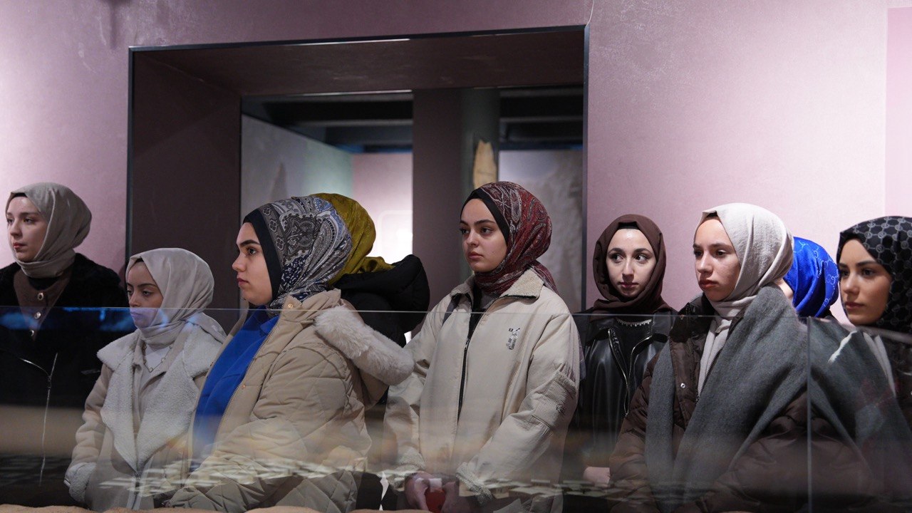 LİMA ÖĞRENCİLERİ TAŞ BİNA’DAKİ SİYER SERGİSİ’Nİ ZİYARET ETTİ