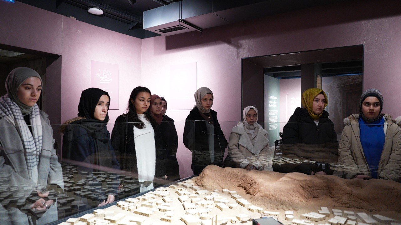 LİMA ÖĞRENCİLERİ TAŞ BİNA’DAKİ SİYER SERGİSİ’Nİ ZİYARET ETTİ