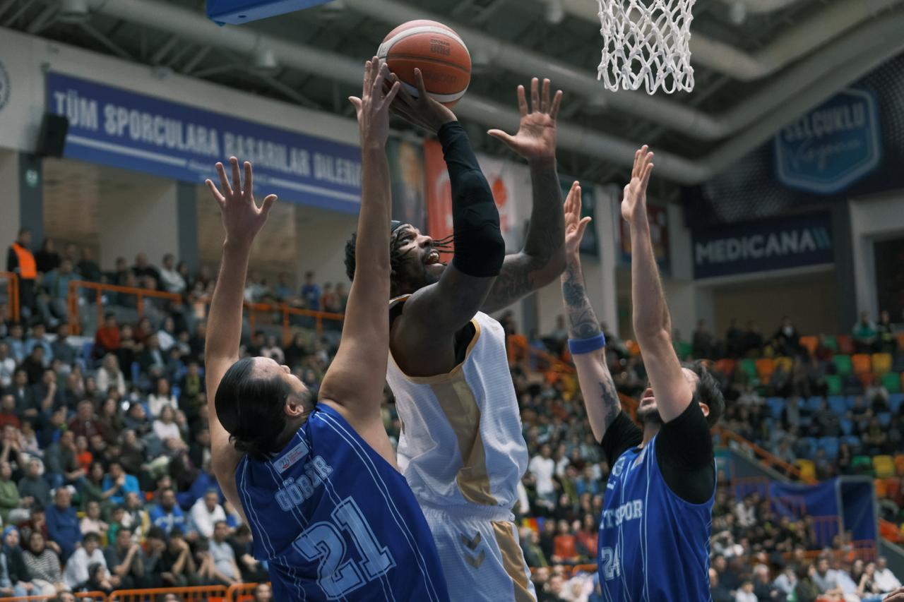 BÜYÜKŞEHİR TARAFTARI ÖNÜNDE GÜLDÜ