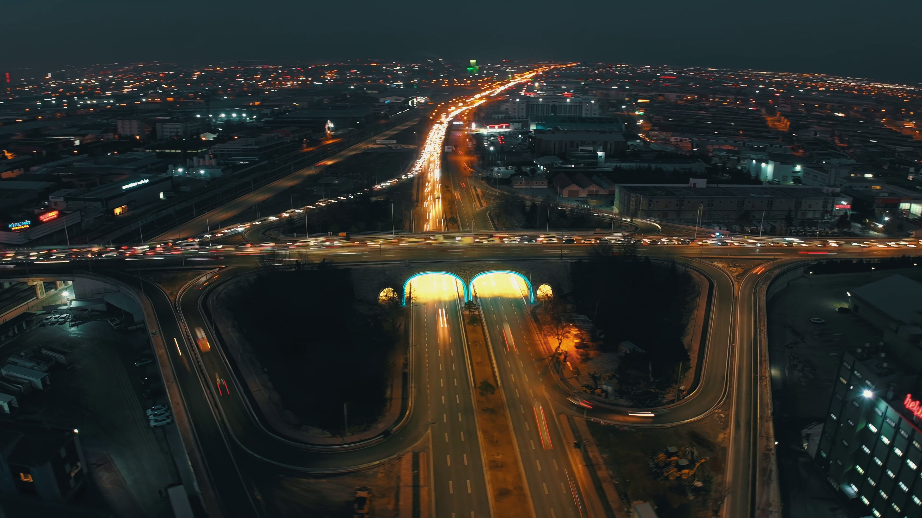 ŞERİT SAYISI İKİ KATINA ÇIKARILAN MARANGOZLAR KÖPRÜLÜ KAVŞAĞI İLE TRAFİK DAHA GÜVENLİ VE DAHA AKICI HALE GELMİŞTİR