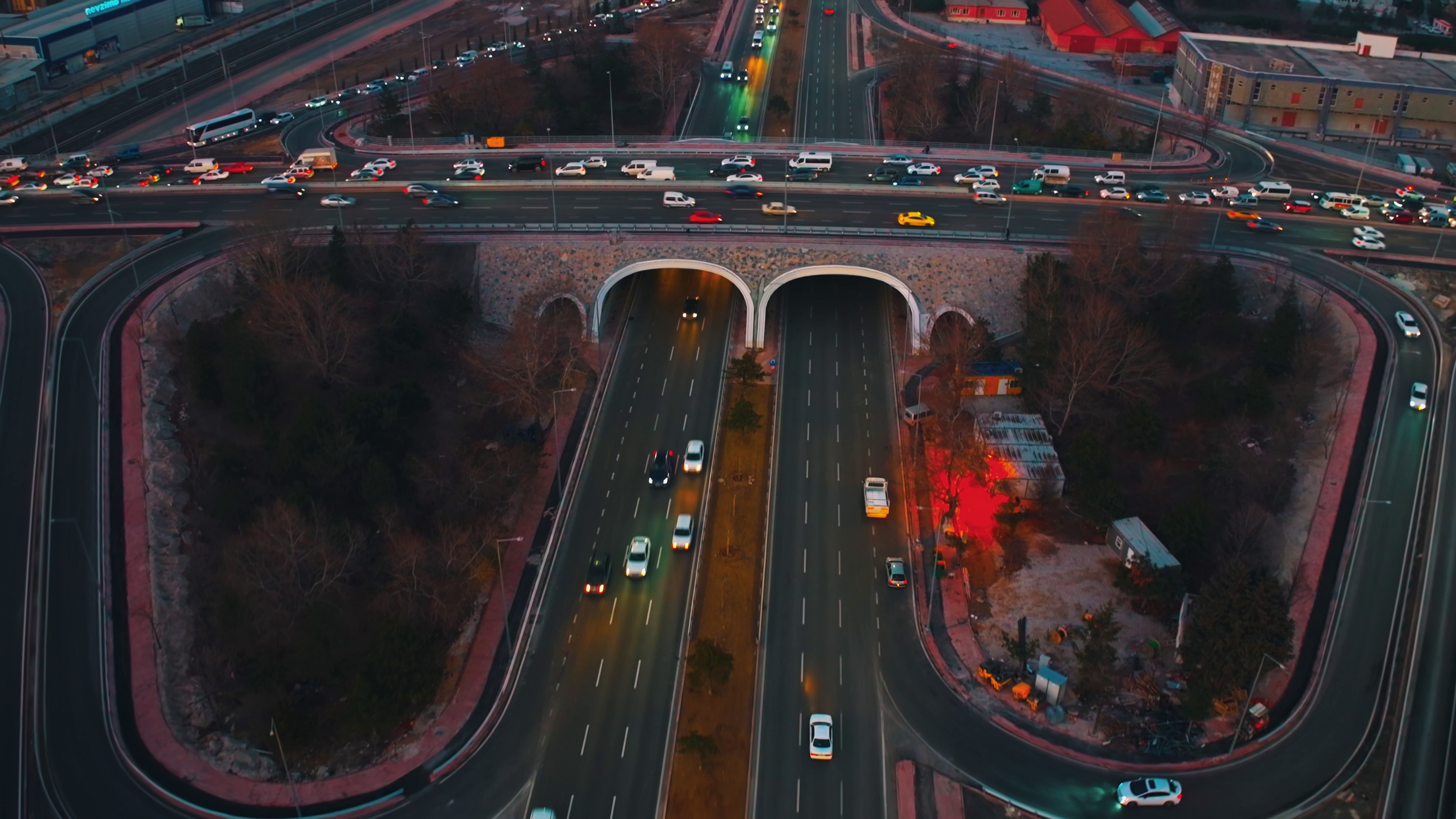 ŞERİT SAYISI İKİ KATINA ÇIKARILAN MARANGOZLAR KÖPRÜLÜ KAVŞAĞI İLE TRAFİK DAHA GÜVENLİ VE DAHA AKICI HALE GELMİŞTİR