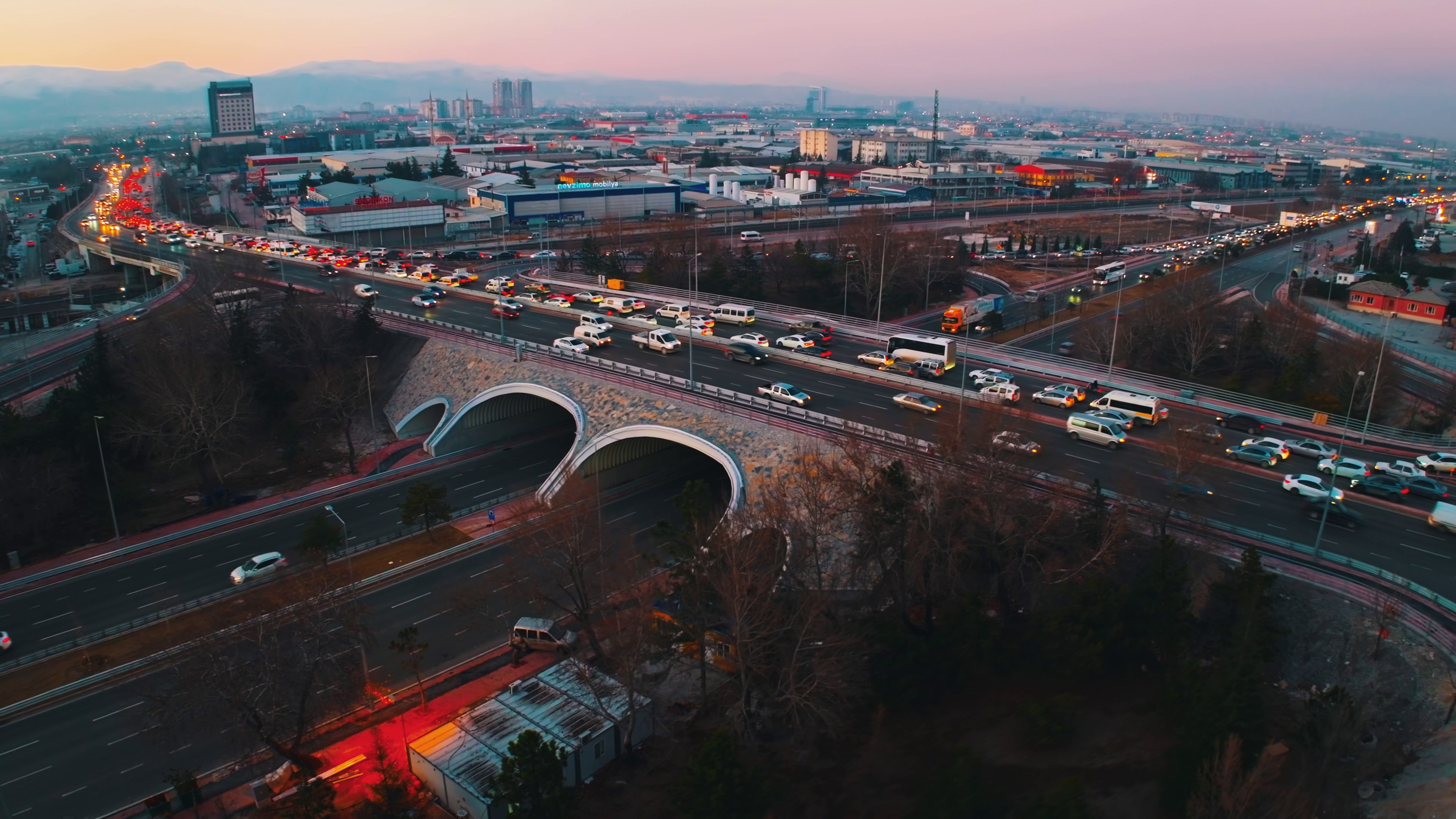 ŞERİT SAYISI İKİ KATINA ÇIKARILAN MARANGOZLAR KÖPRÜLÜ KAVŞAĞI İLE TRAFİK DAHA GÜVENLİ VE DAHA AKICI HALE GELMİŞTİR