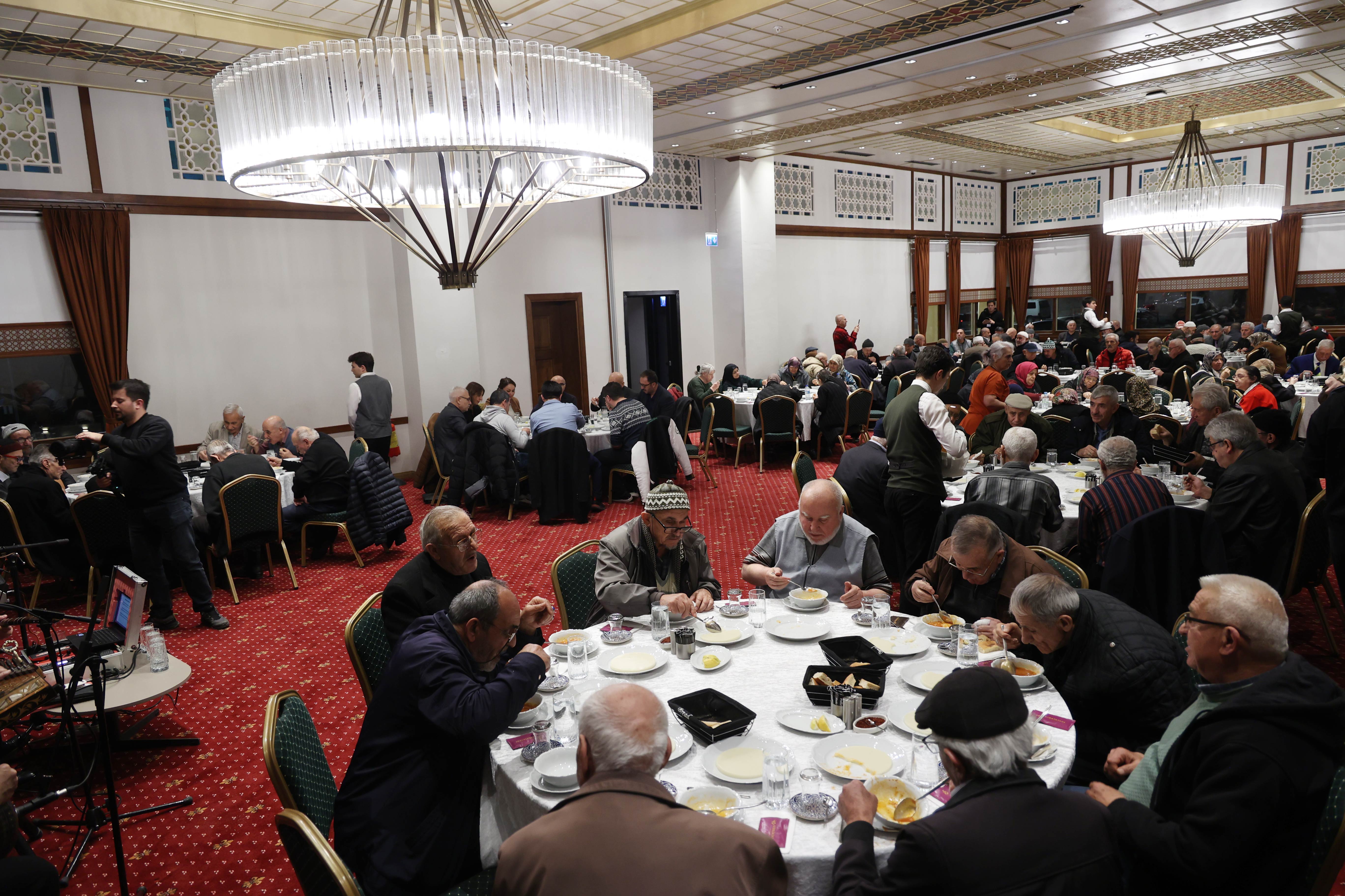 KONYA BÜYÜKŞEHİR’DEN “BÜYÜKLERİMİZLE SEVGİ SOFRASI” PROGRAMI