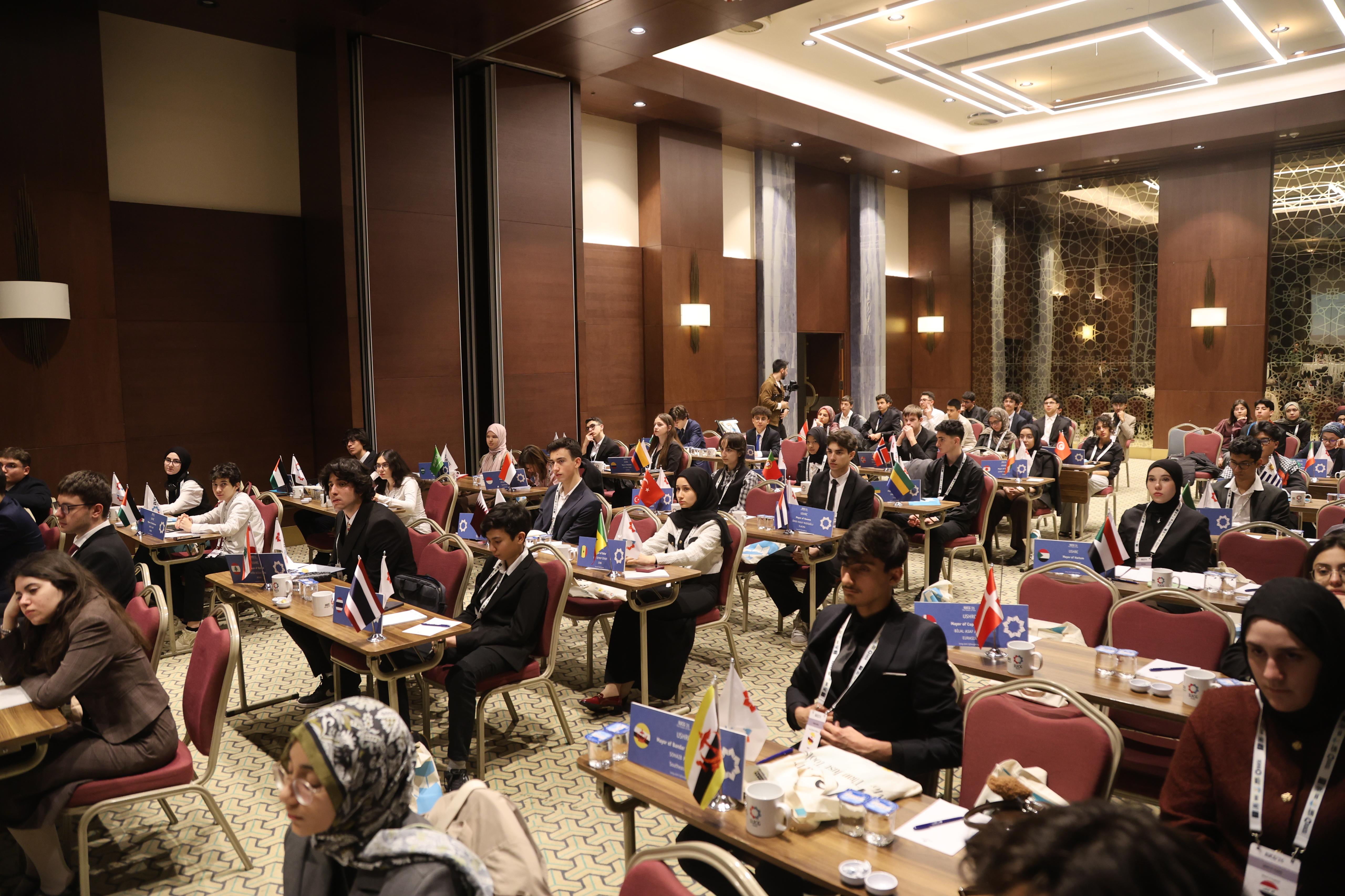 BAŞKAN ALTAY “ULUSLARARASI ŞEHİRLER VE HÜKÜMETLER BİRLİĞİ KONFERANSI”NDA LİSE ÖĞRENCİLERİYLE BULUŞTU