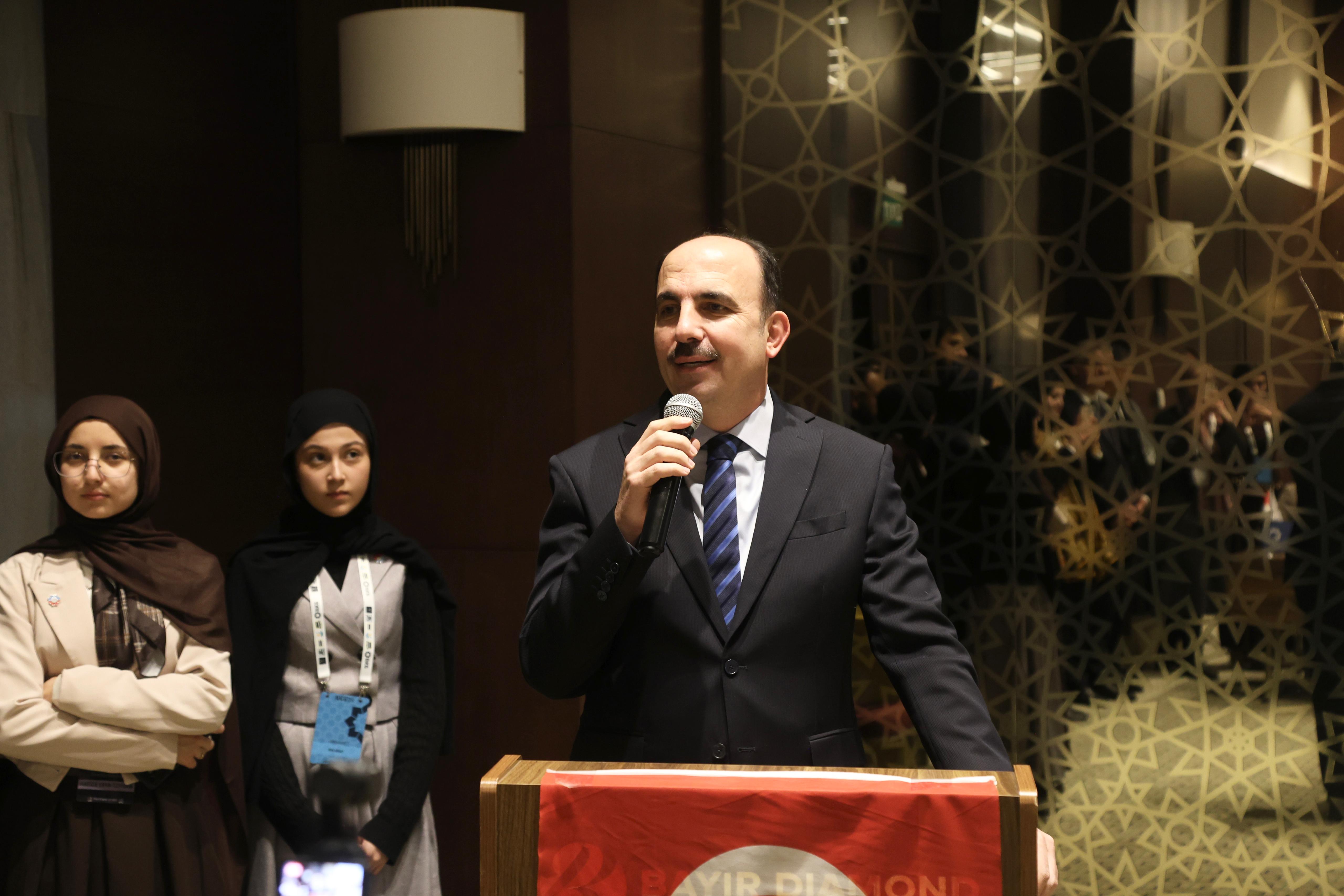 BAŞKAN ALTAY “ULUSLARARASI ŞEHİRLER VE HÜKÜMETLER BİRLİĞİ KONFERANSI”NDA LİSE ÖĞRENCİLERİYLE BULUŞTU