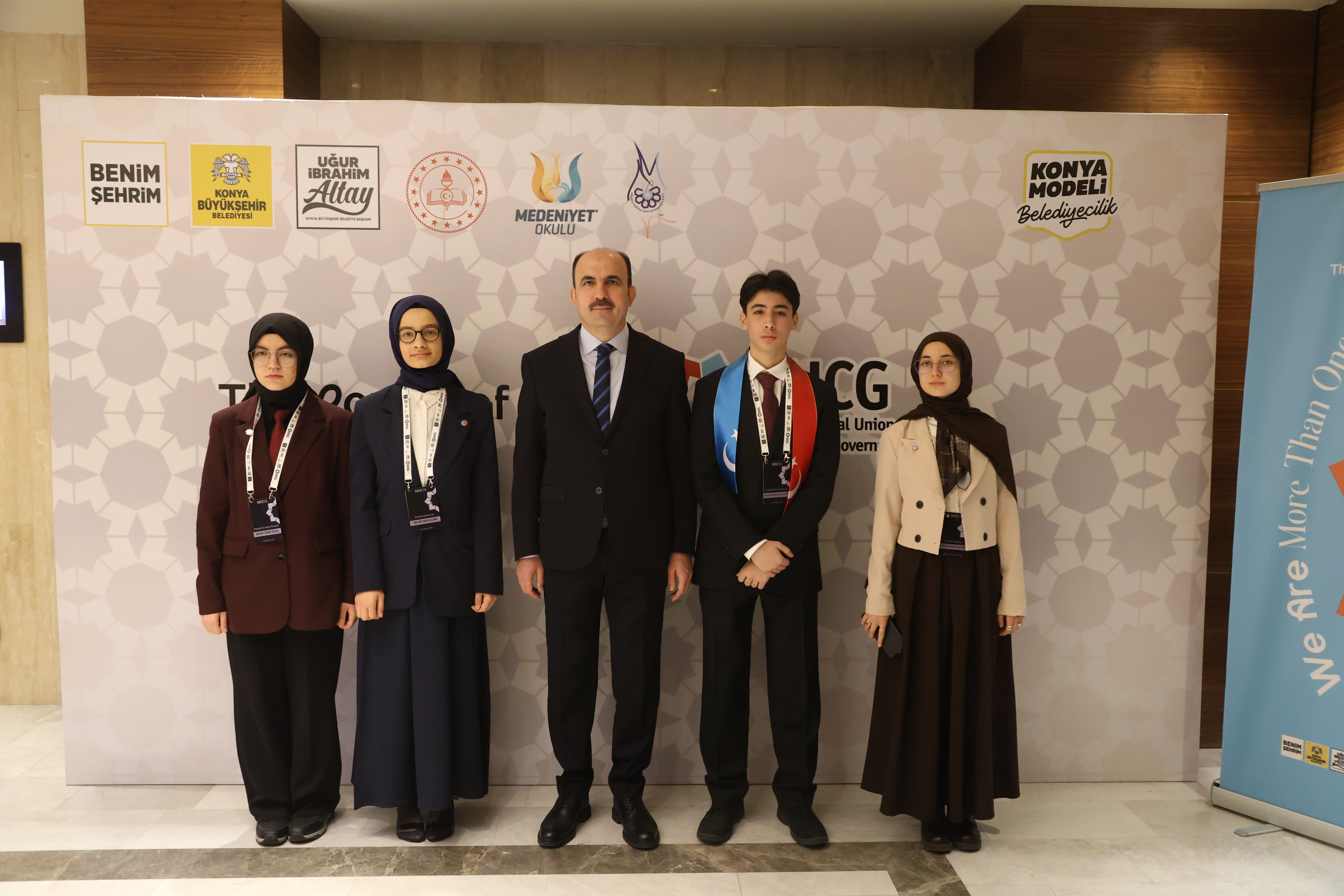 BAŞKAN ALTAY “ULUSLARARASI ŞEHİRLER VE HÜKÜMETLER BİRLİĞİ KONFERANSI”NDA LİSE ÖĞRENCİLERİYLE BULUŞTU