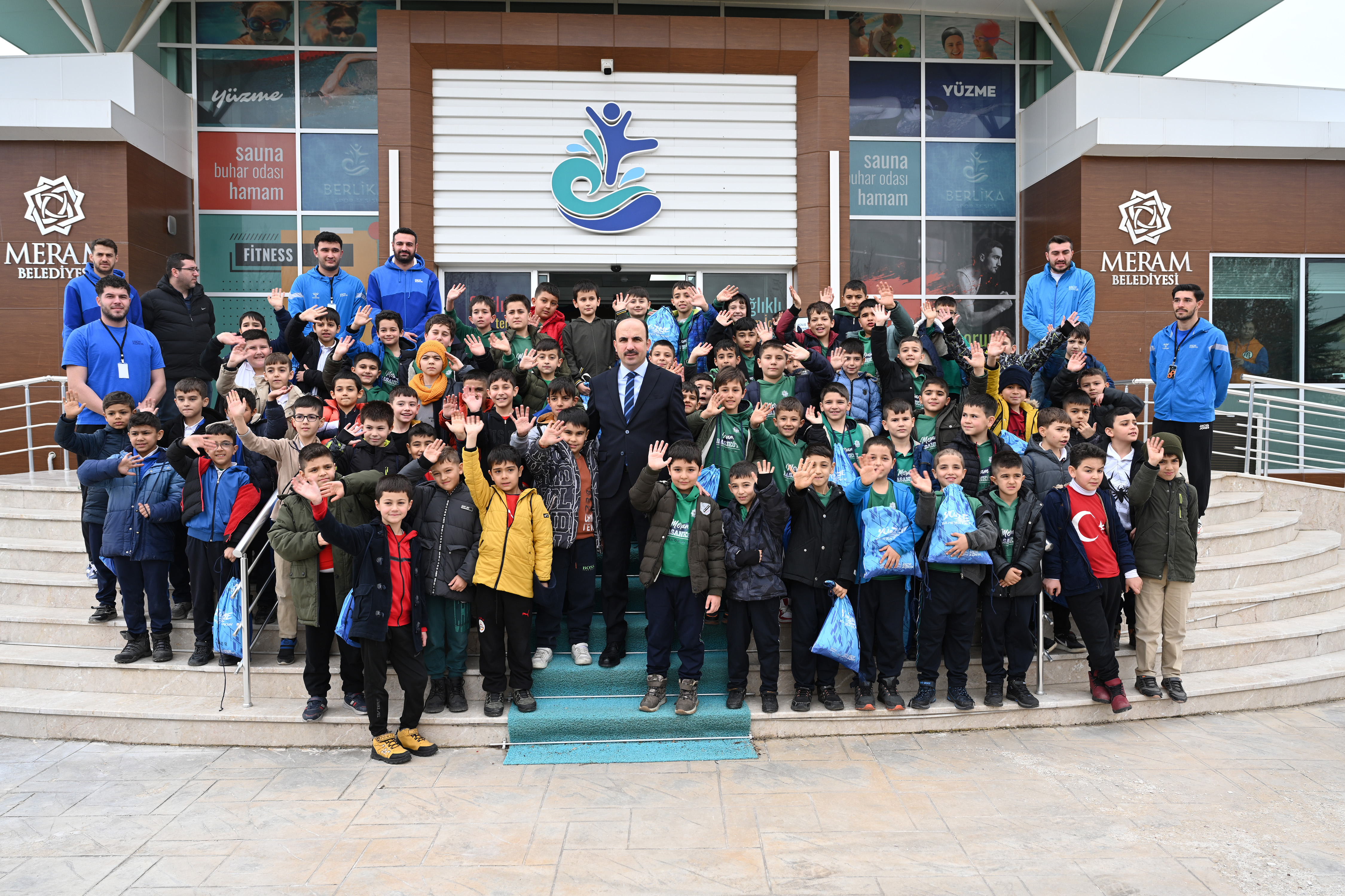BAŞKAN ALTAY: “HEDEFİMİZ 31 İLÇEMİZİN TAMAMINDA İLKOKUL ÜÇÜNCÜ SINIF ÖĞRENCİLERİNE YÜZME ÖĞRETMEK”