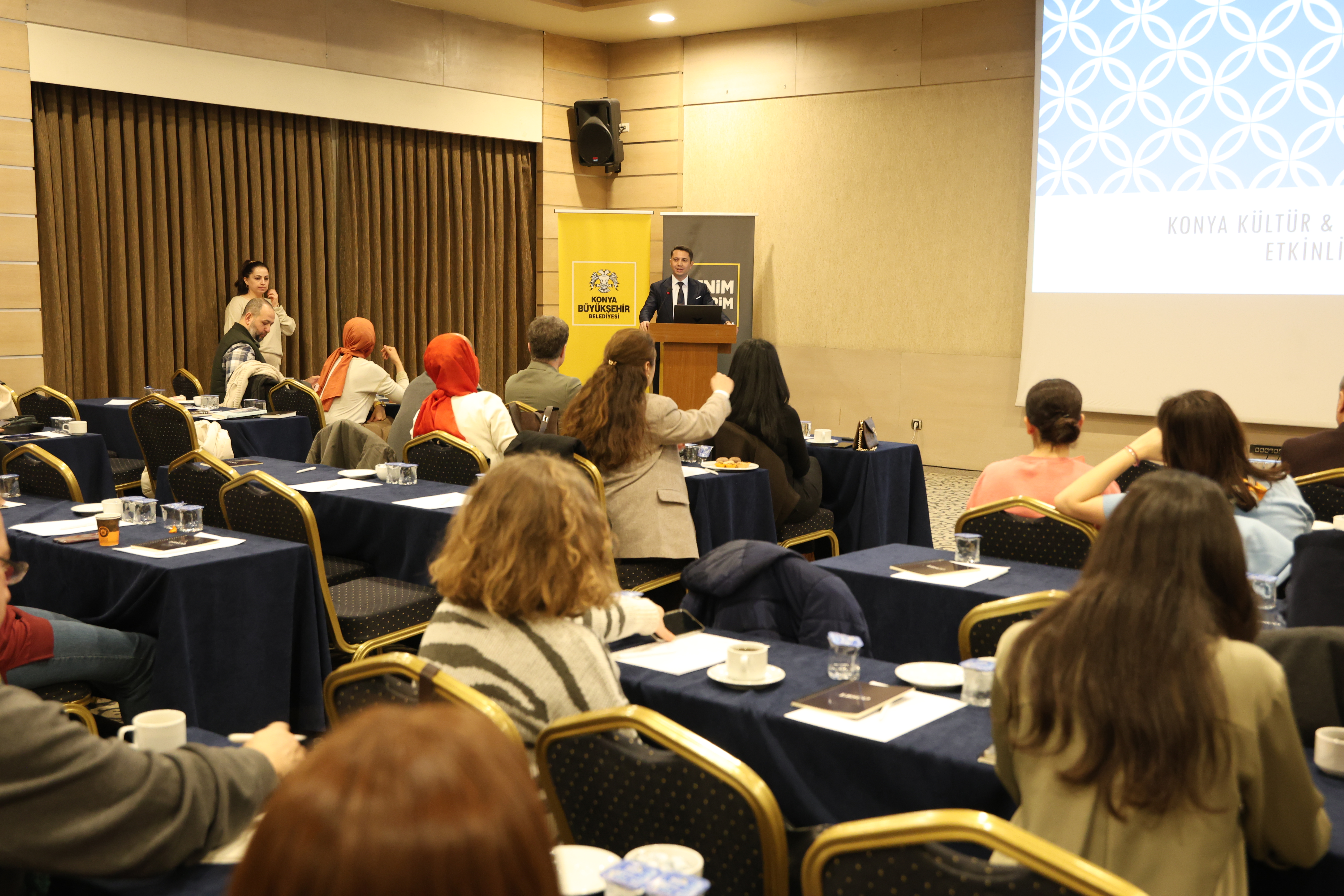 "KONYA'NIN ZENGİNLİKLERİ: TURİZM VE KÜLTÜREL MİRAS EĞİTİMLERİ" PROGRAMI İLE ŞEHRİN SAKLI MİRASLARI ANLATILDI