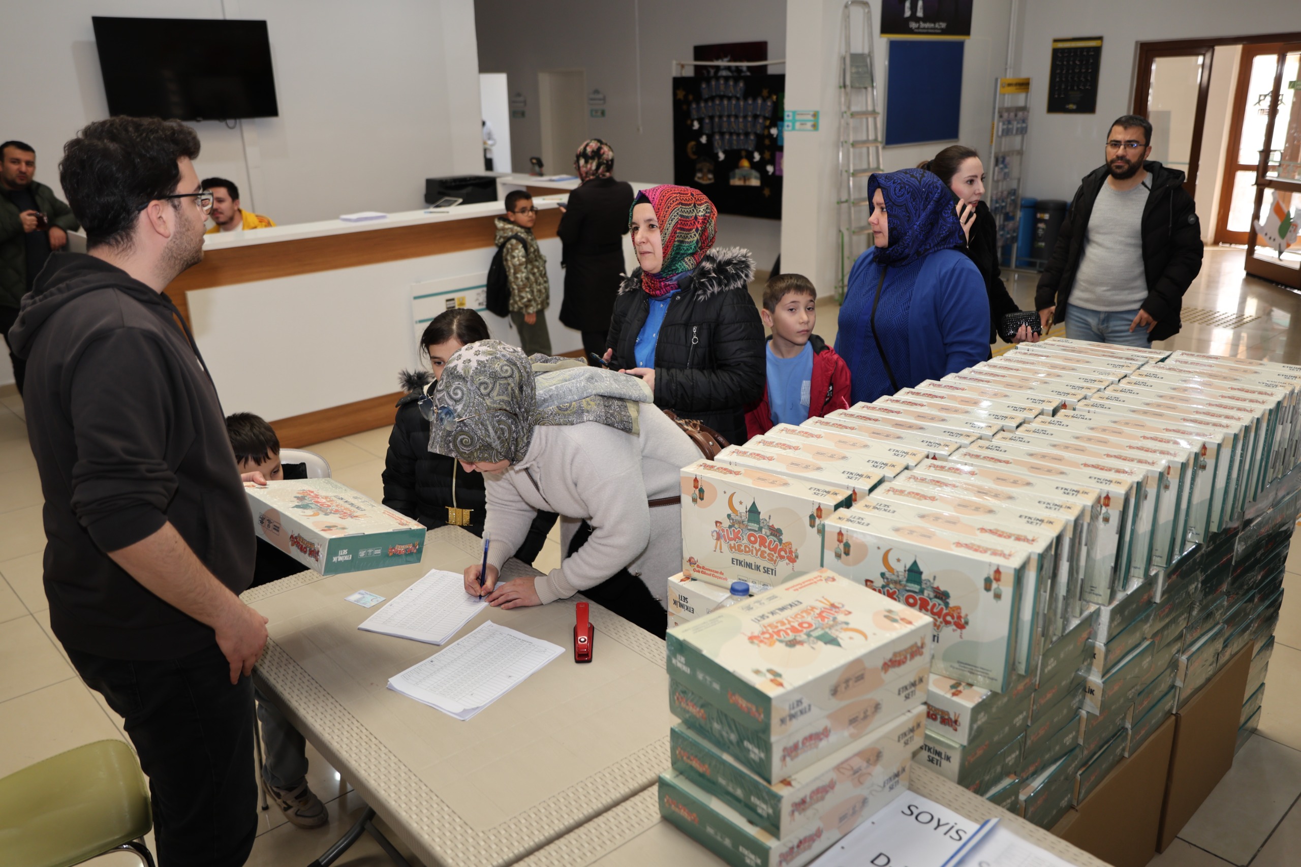 BAŞKAN ALTAY: “ÇOCUKLAR RAMAZAN’I HEYECANLA KARŞILASIN DİYE İLK ORUÇ HEDİYELERİNİN DAĞITIMINA BAŞLADIK”