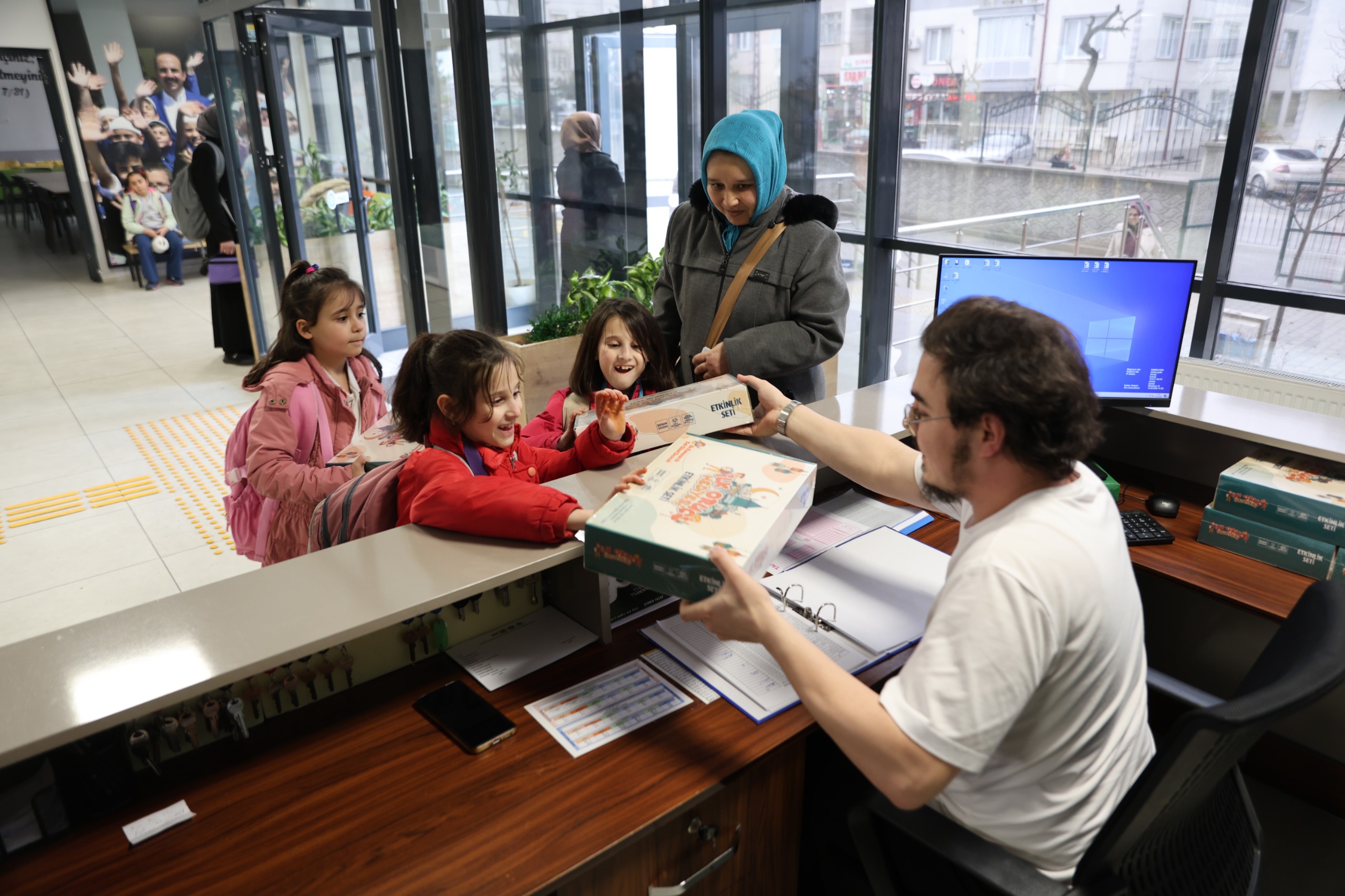 BAŞKAN ALTAY: “ÇOCUKLAR RAMAZAN’I HEYECANLA KARŞILASIN DİYE İLK ORUÇ HEDİYELERİNİN DAĞITIMINA BAŞLADIK”