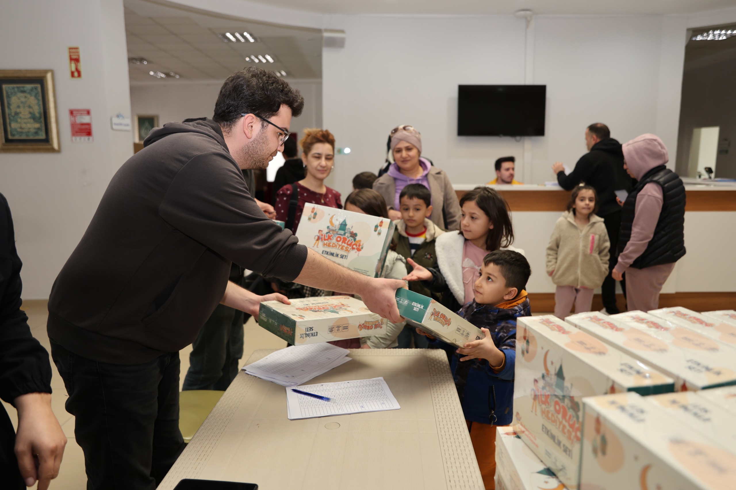 BAŞKAN ALTAY: “ÇOCUKLAR RAMAZAN’I HEYECANLA KARŞILASIN DİYE İLK ORUÇ HEDİYELERİNİN DAĞITIMINA BAŞLADIK”