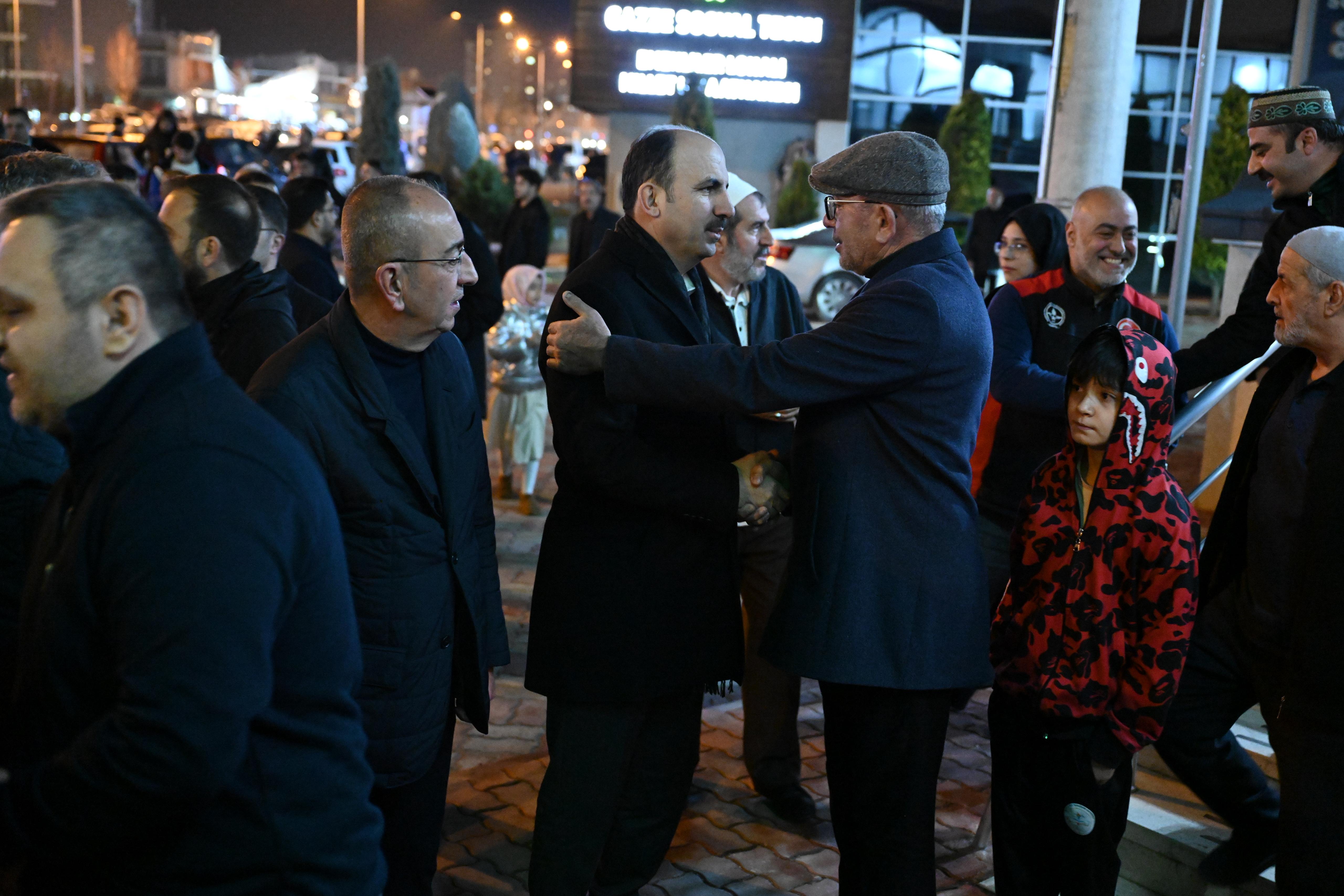BAŞKAN ALTAY VE BAŞKAN KAVUŞ KONYALILARIN İLK TERAVİH NAMAZI HEYECANINA ORTAK OLDU