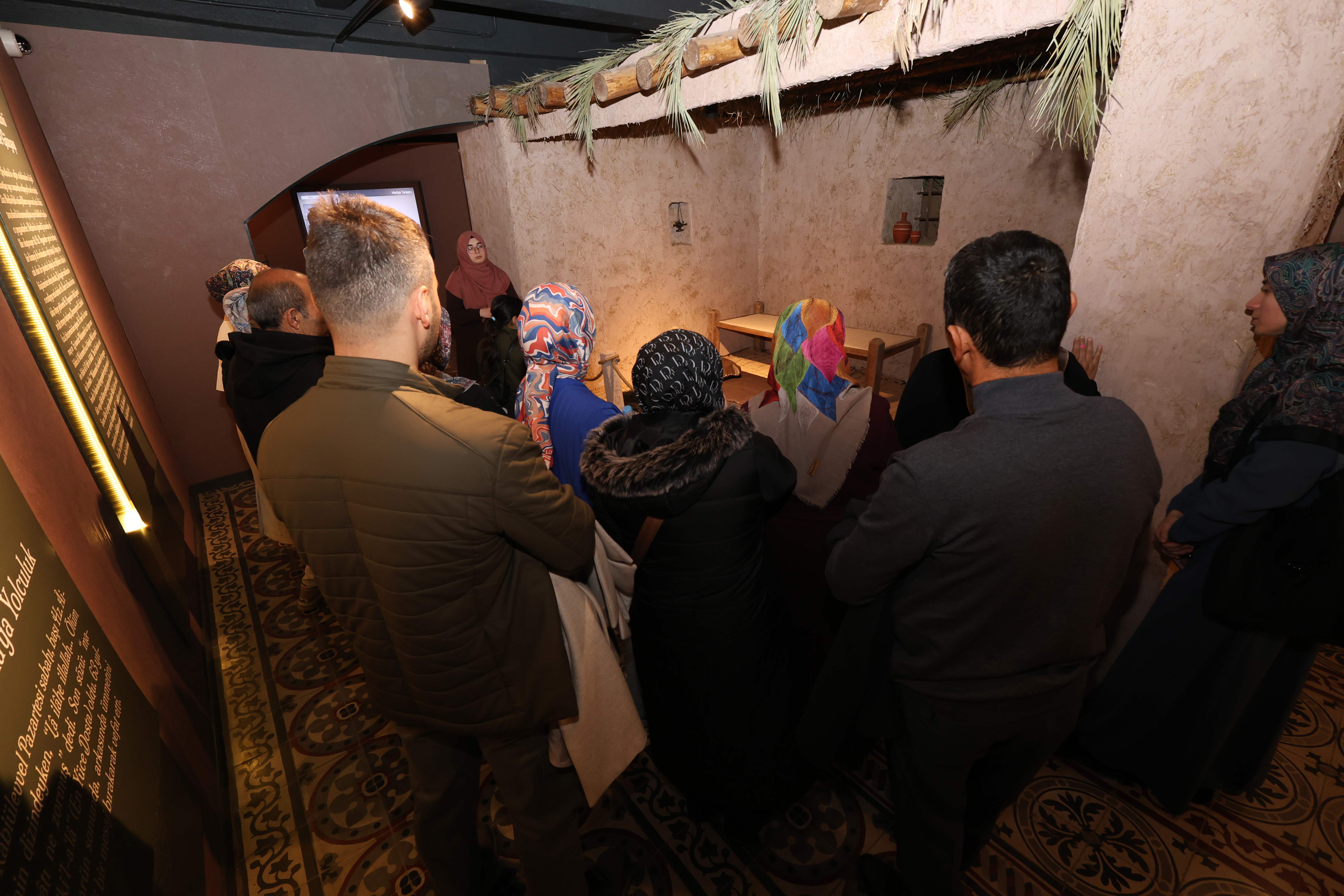 KONYA BÜYÜKŞEHİR’İN SİYER SERGİSİ RAMAZAN AYINDA PEYGAMBER AŞIKLARIYLA DOLUP TAŞIYOR