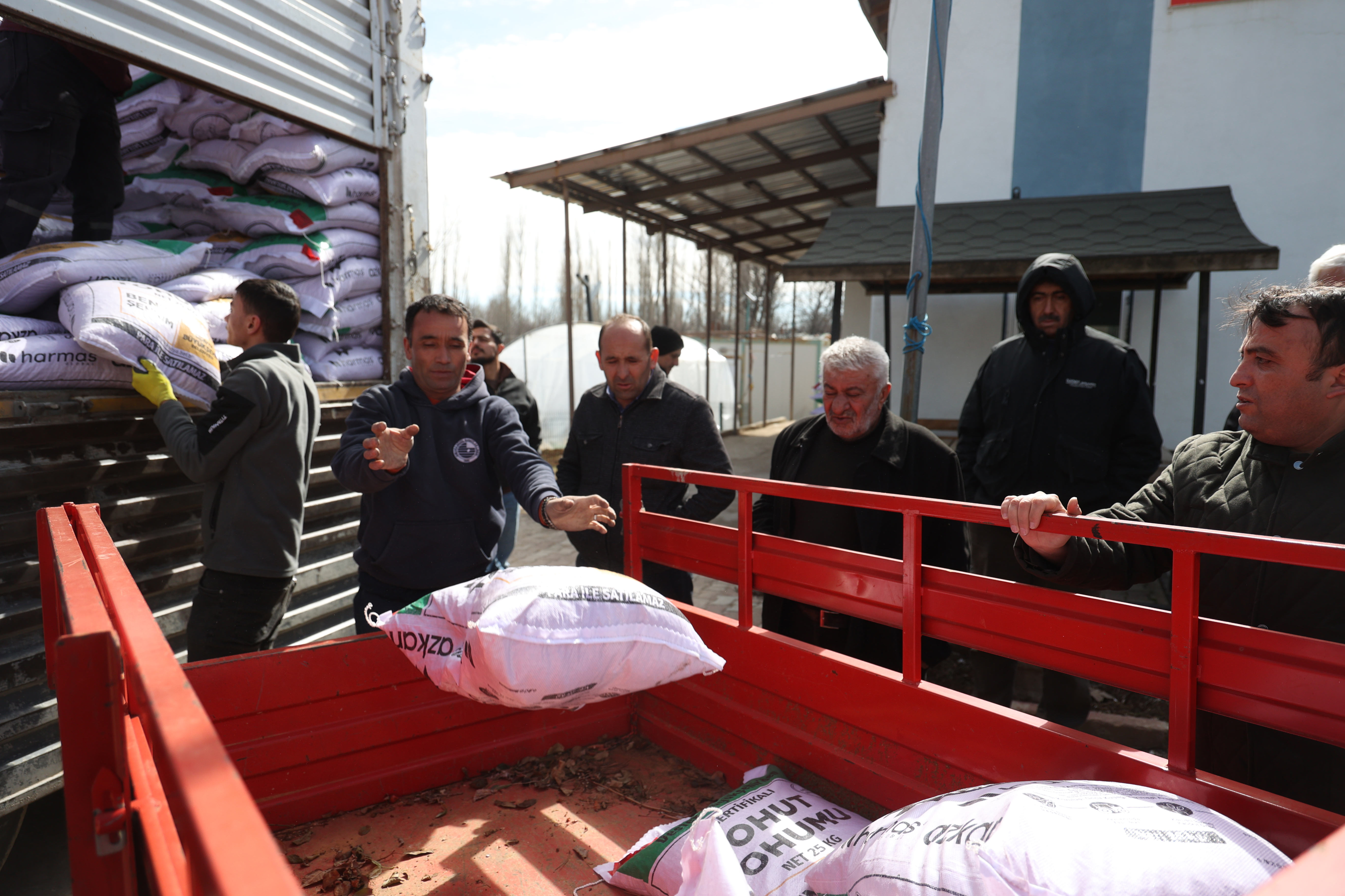 BAŞKAN ALTAY: “AZ SU İSTEYEN ÜRÜNLERİN YAYGINLAŞMASI İÇİN ÇİFTÇİMİZE 115.875 KİLO NOHUT DESTEĞİNDE BULUNDUK”