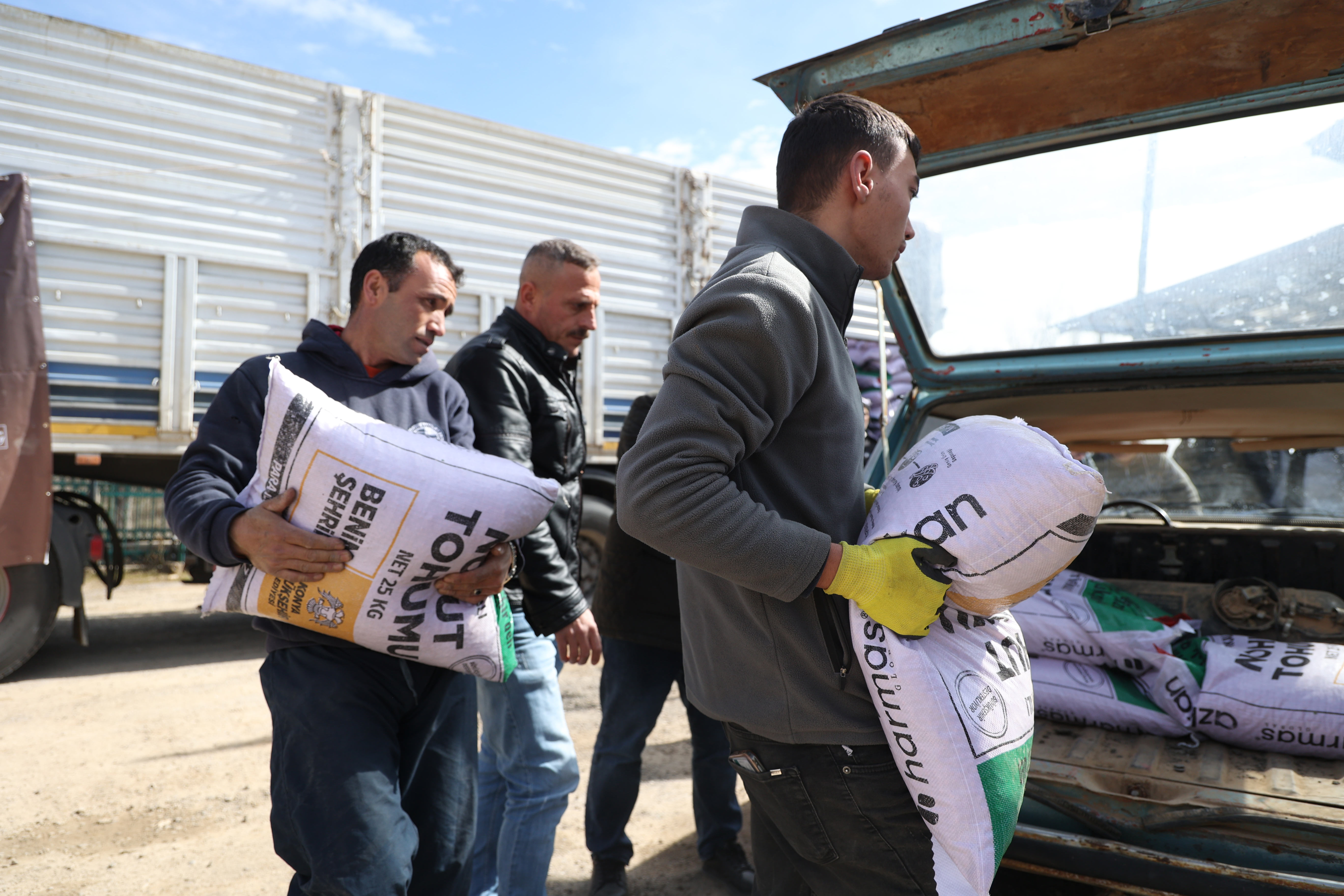 BAŞKAN ALTAY: “AZ SU İSTEYEN ÜRÜNLERİN YAYGINLAŞMASI İÇİN ÇİFTÇİMİZE 115.875 KİLO NOHUT DESTEĞİNDE BULUNDUK”