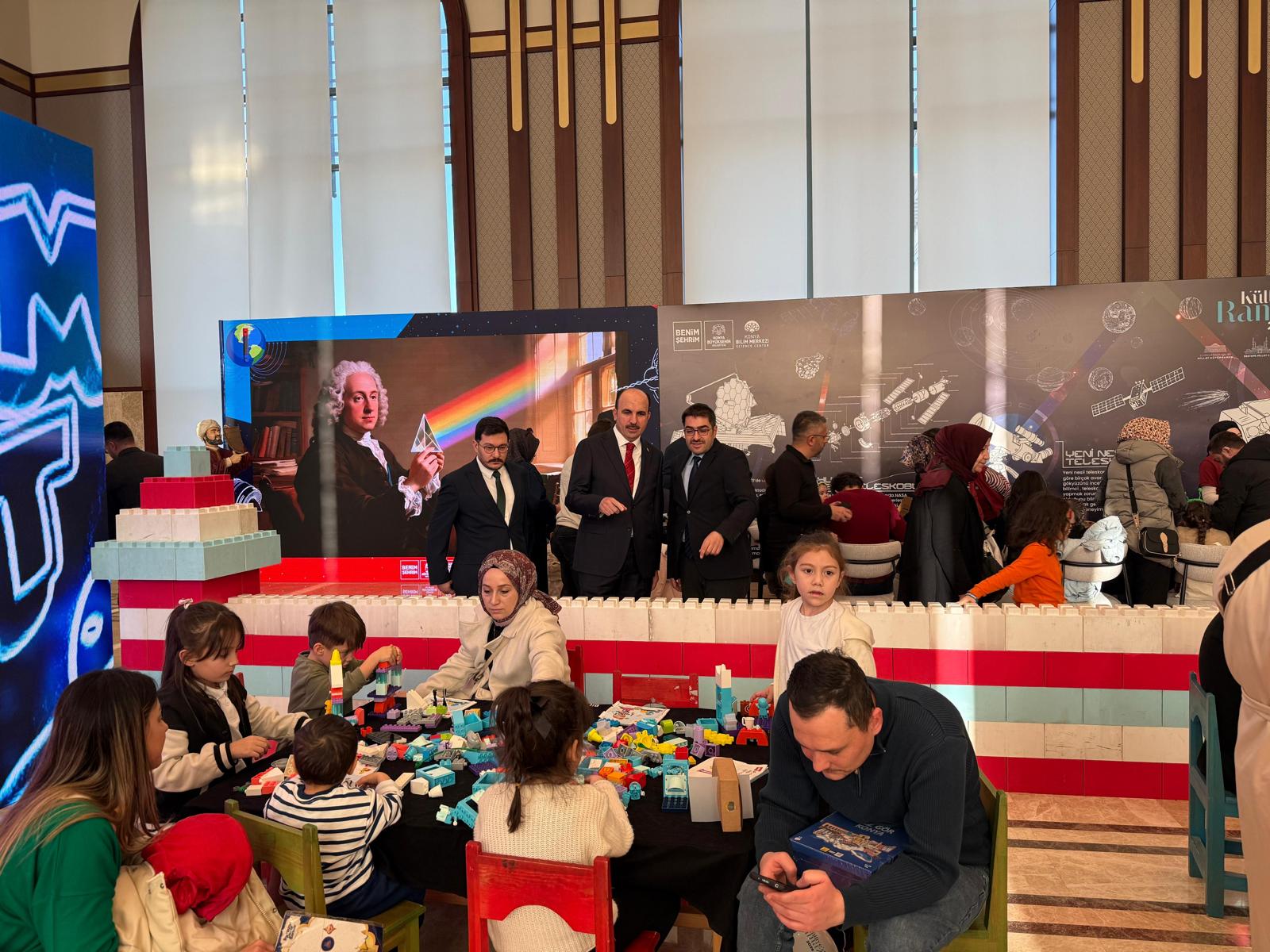 BAŞKAN ALTAY “KÜLLİYE’DE RAMAZAN” ETKİNLİKLERİNDE YER ALAN KONYA BİLİM MERKEZİ ETKİNLİK ALANINDA ÇOCUKLARLA BULUŞTU
