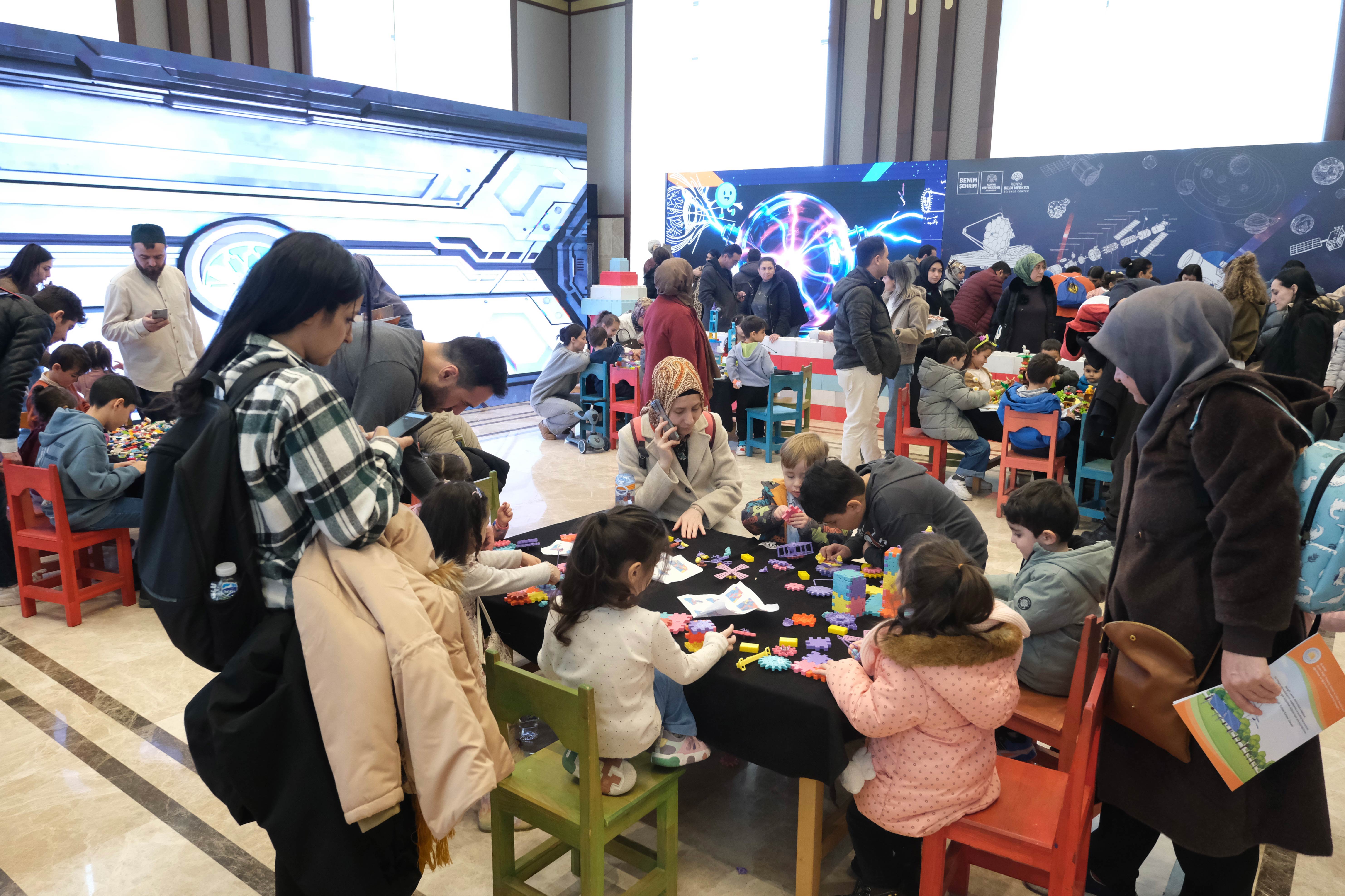 BAŞKAN ALTAY “KÜLLİYE’DE RAMAZAN” ETKİNLİKLERİNDE YER ALAN KONYA BİLİM MERKEZİ ETKİNLİK ALANINDA ÇOCUKLARLA BULUŞTU
