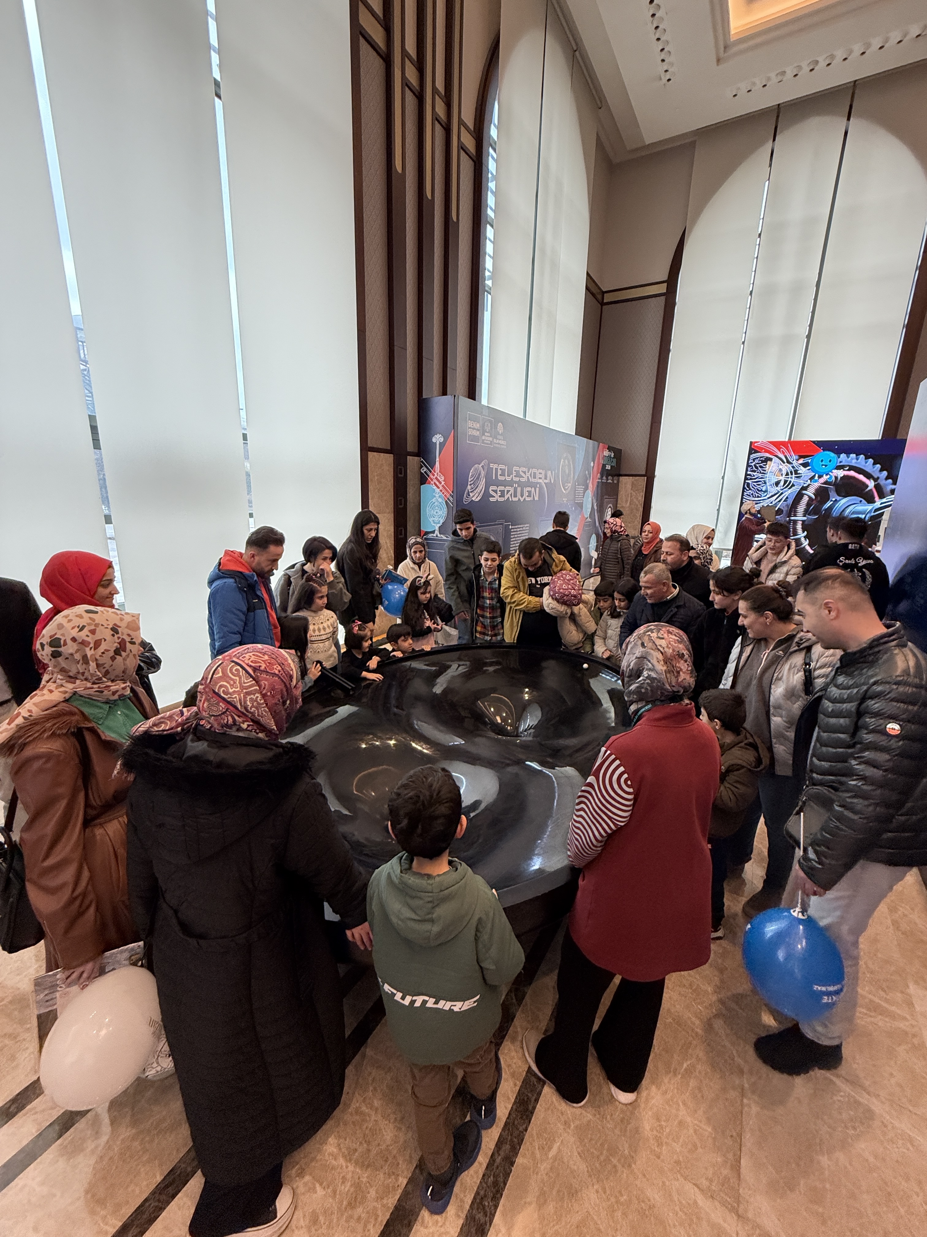 BAŞKAN ALTAY “KÜLLİYE’DE RAMAZAN” ETKİNLİKLERİNDE YER ALAN KONYA BİLİM MERKEZİ ETKİNLİK ALANINDA ÇOCUKLARLA BULUŞTU