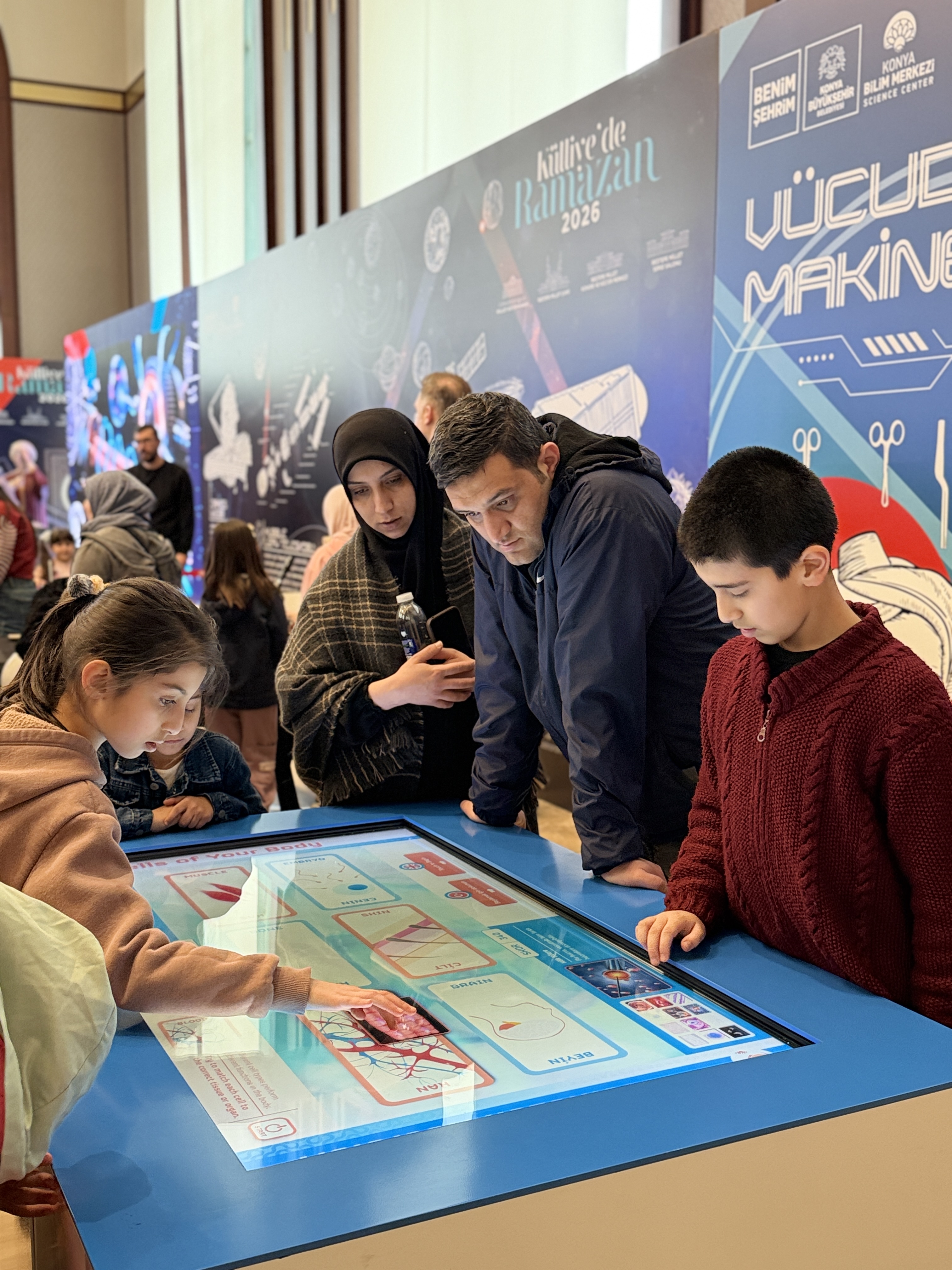 BAŞKAN ALTAY “KÜLLİYE’DE RAMAZAN” ETKİNLİKLERİNDE YER ALAN KONYA BİLİM MERKEZİ ETKİNLİK ALANINDA ÇOCUKLARLA BULUŞTU