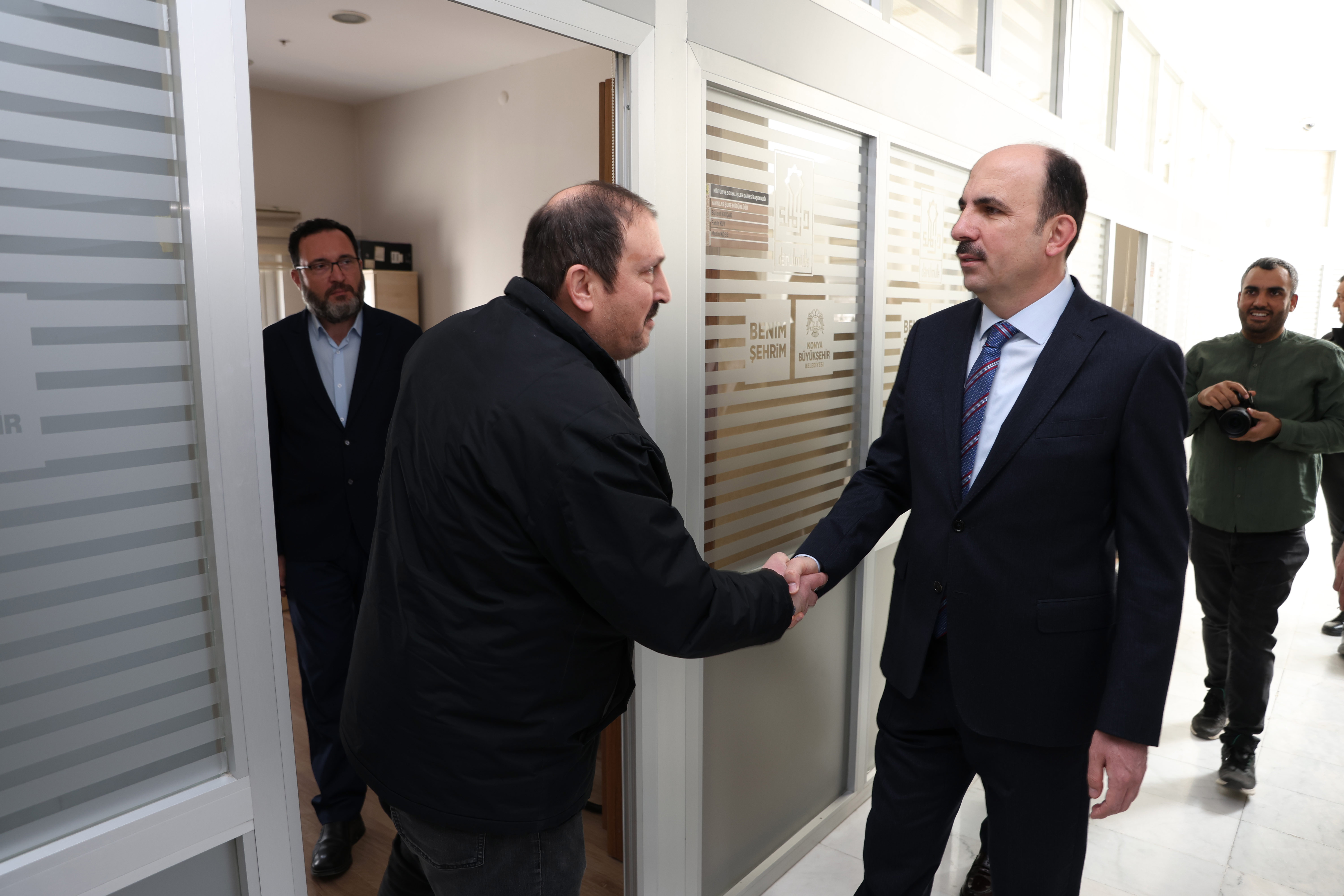 BAŞKAN ALTAY, BELEDİYE BİRİMLERİNİ ZİYARET EDEREK ÇALIŞANLARLA BULUŞTU