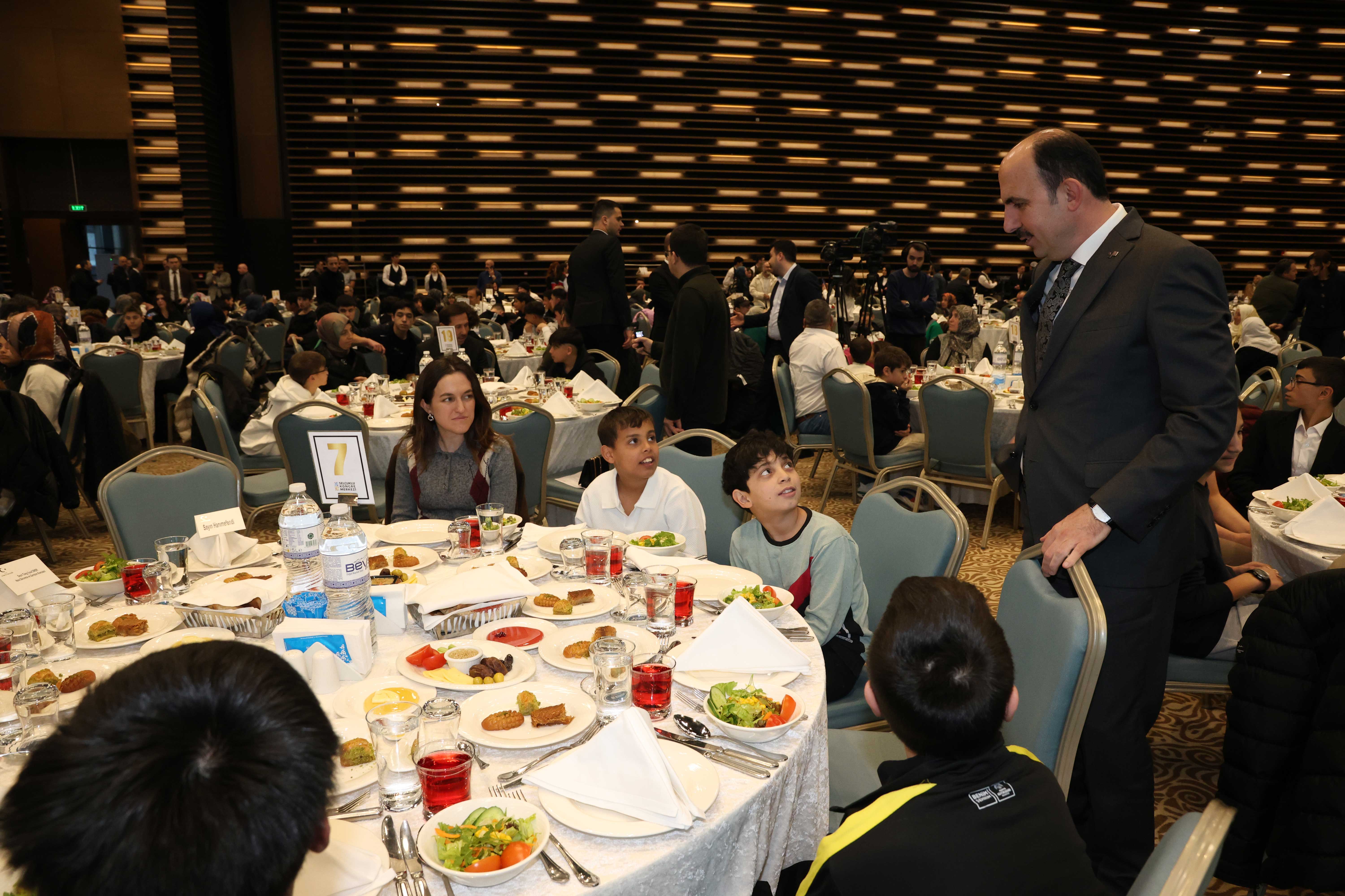KONYA’DA DÜNYA YETİMLER GÜNÜ’NDE KARDEŞLİK İFTARI DÜZENLENDİ