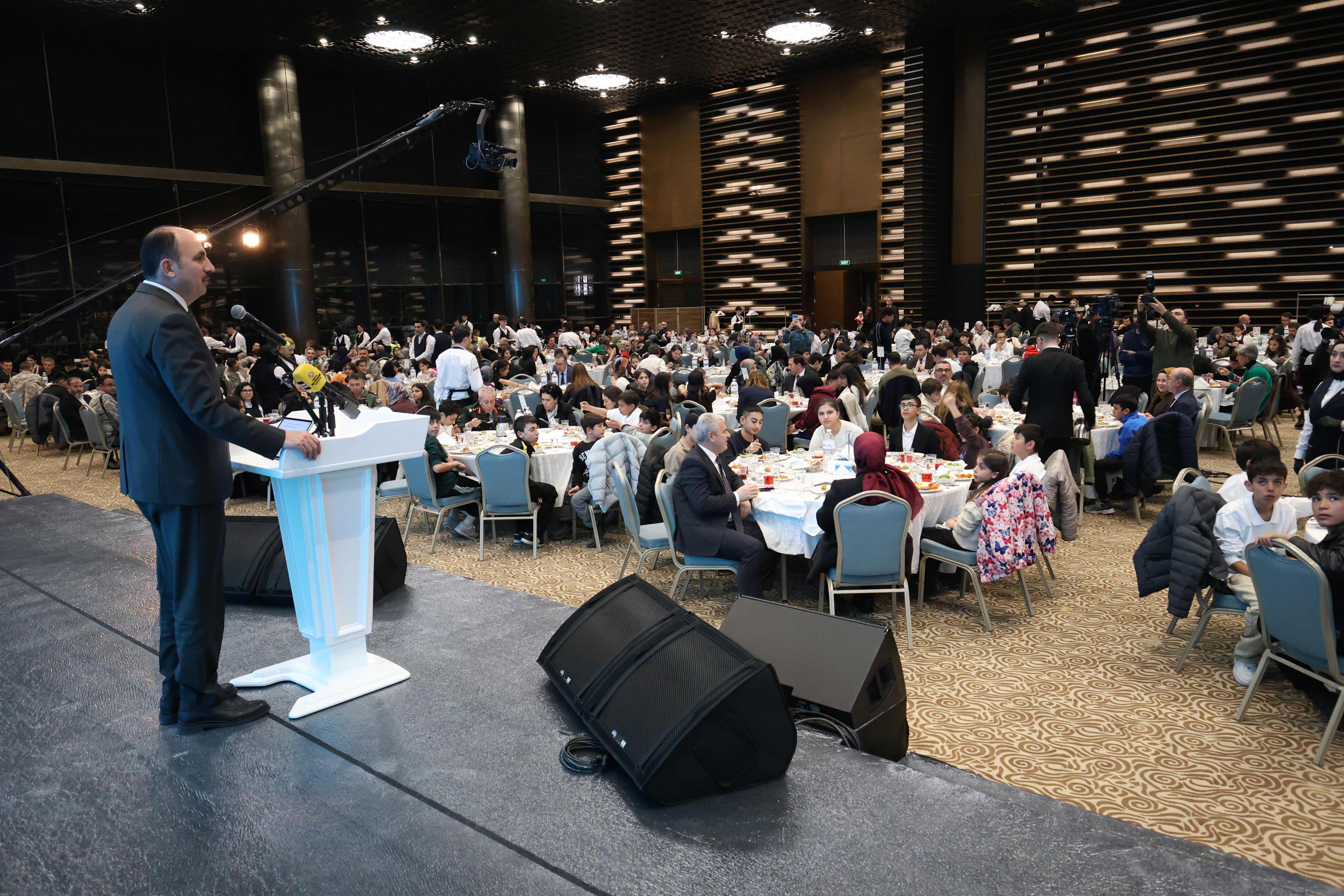 KONYA’DA DÜNYA YETİMLER GÜNÜ’NDE KARDEŞLİK İFTARI DÜZENLENDİ