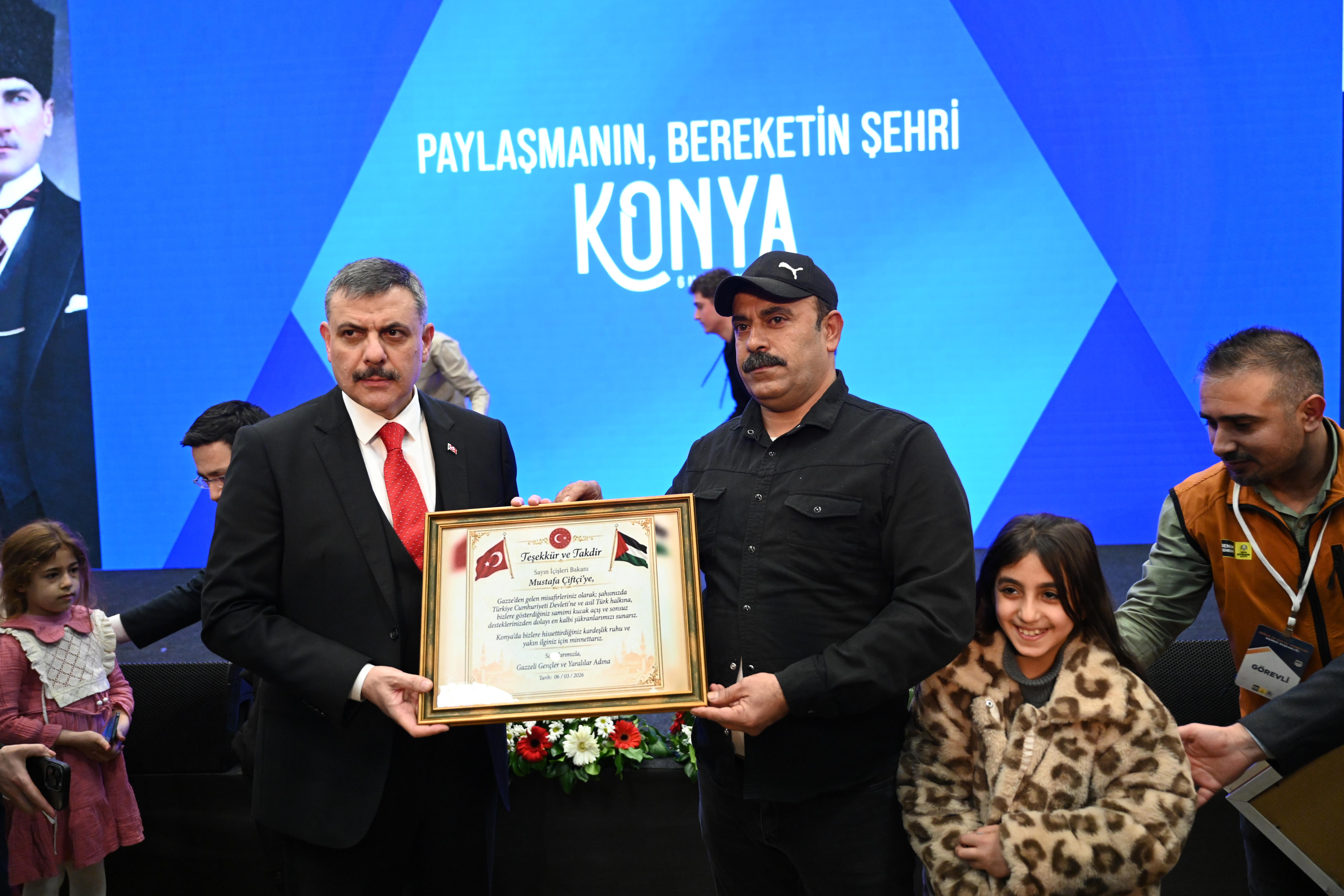 İÇİŞLERİ BAKANI ÇİFTÇİ KONYA’DA “GAZZE GÖNÜL SOFRASI İFTARI”NDA GAZZELİ AİLELERLE BULUŞTU