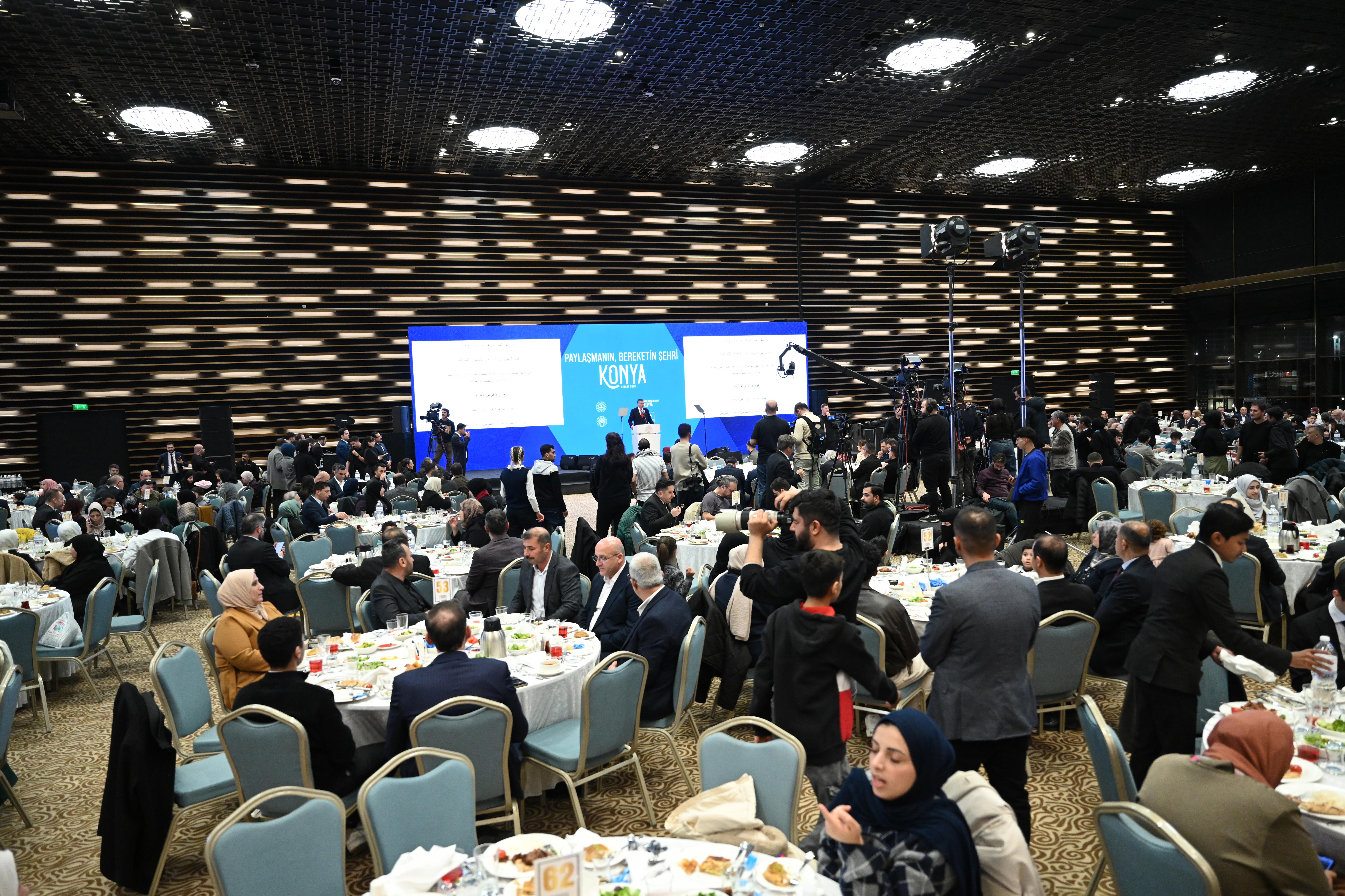 İÇİŞLERİ BAKANI ÇİFTÇİ KONYA’DA “GAZZE GÖNÜL SOFRASI İFTARI”NDA GAZZELİ AİLELERLE BULUŞTU