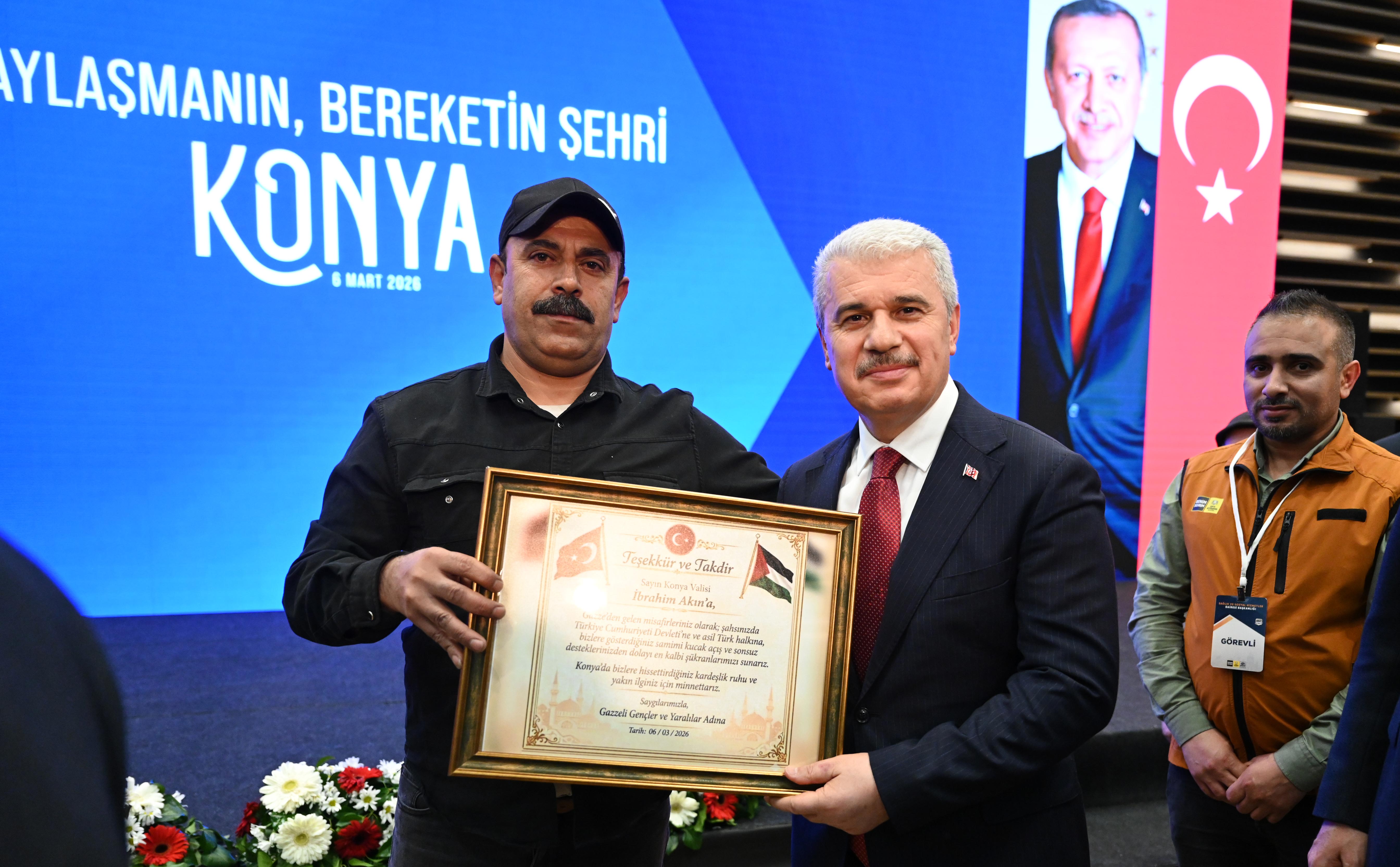 İÇİŞLERİ BAKANI ÇİFTÇİ KONYA’DA “GAZZE GÖNÜL SOFRASI İFTARI”NDA GAZZELİ AİLELERLE BULUŞTU