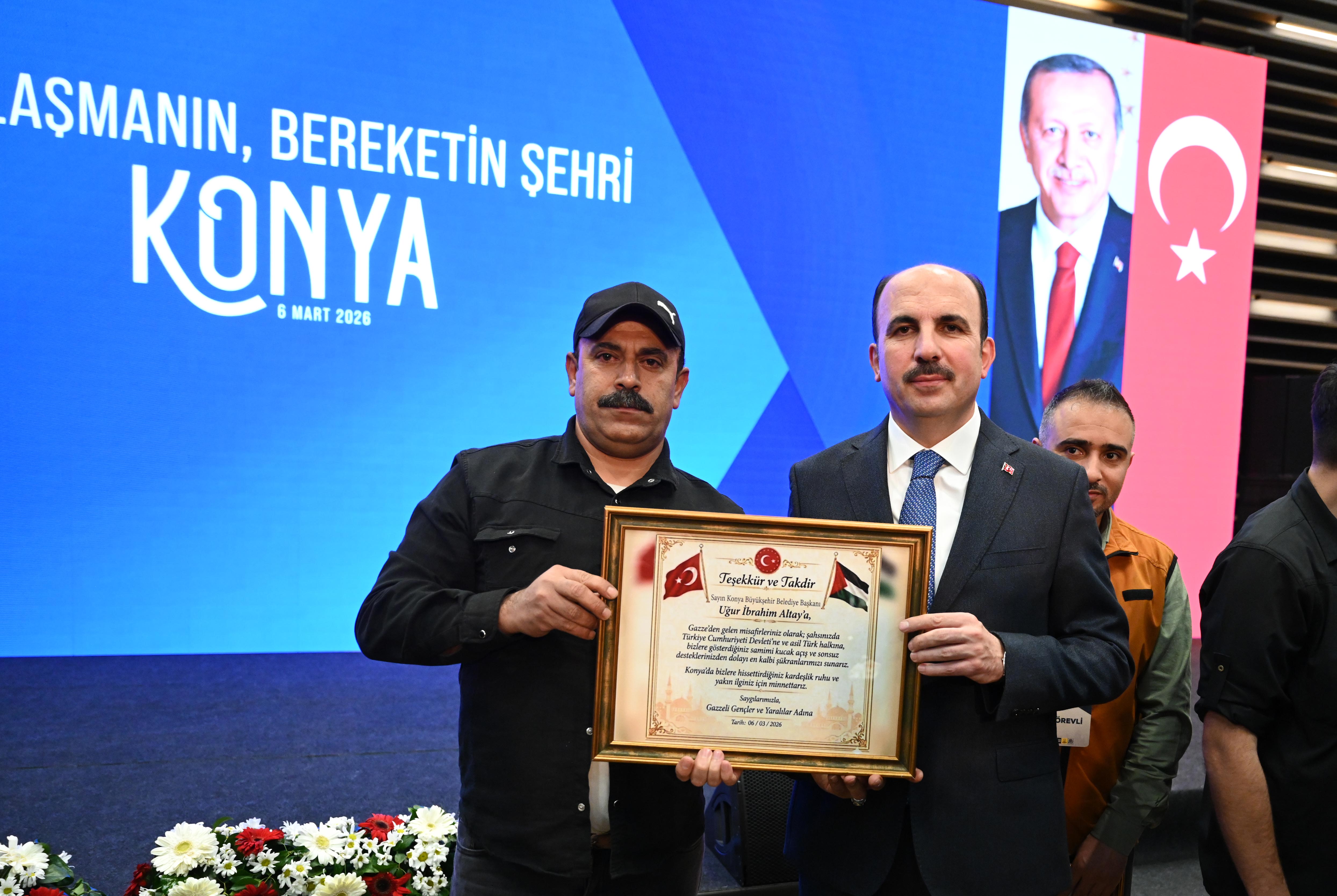 İÇİŞLERİ BAKANI ÇİFTÇİ KONYA’DA “GAZZE GÖNÜL SOFRASI İFTARI”NDA GAZZELİ AİLELERLE BULUŞTU