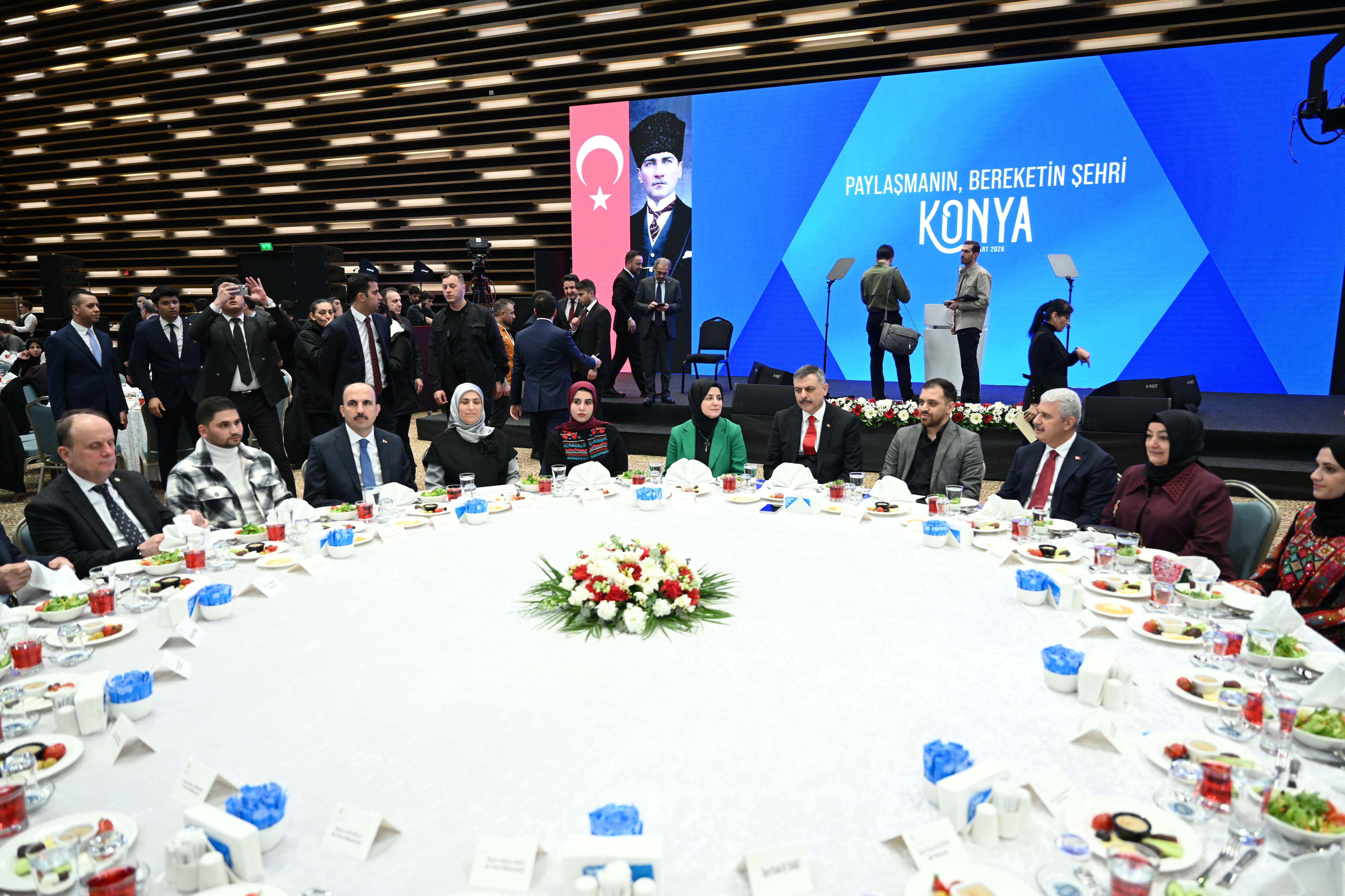 İÇİŞLERİ BAKANI ÇİFTÇİ KONYA’DA “GAZZE GÖNÜL SOFRASI İFTARI”NDA GAZZELİ AİLELERLE BULUŞTU