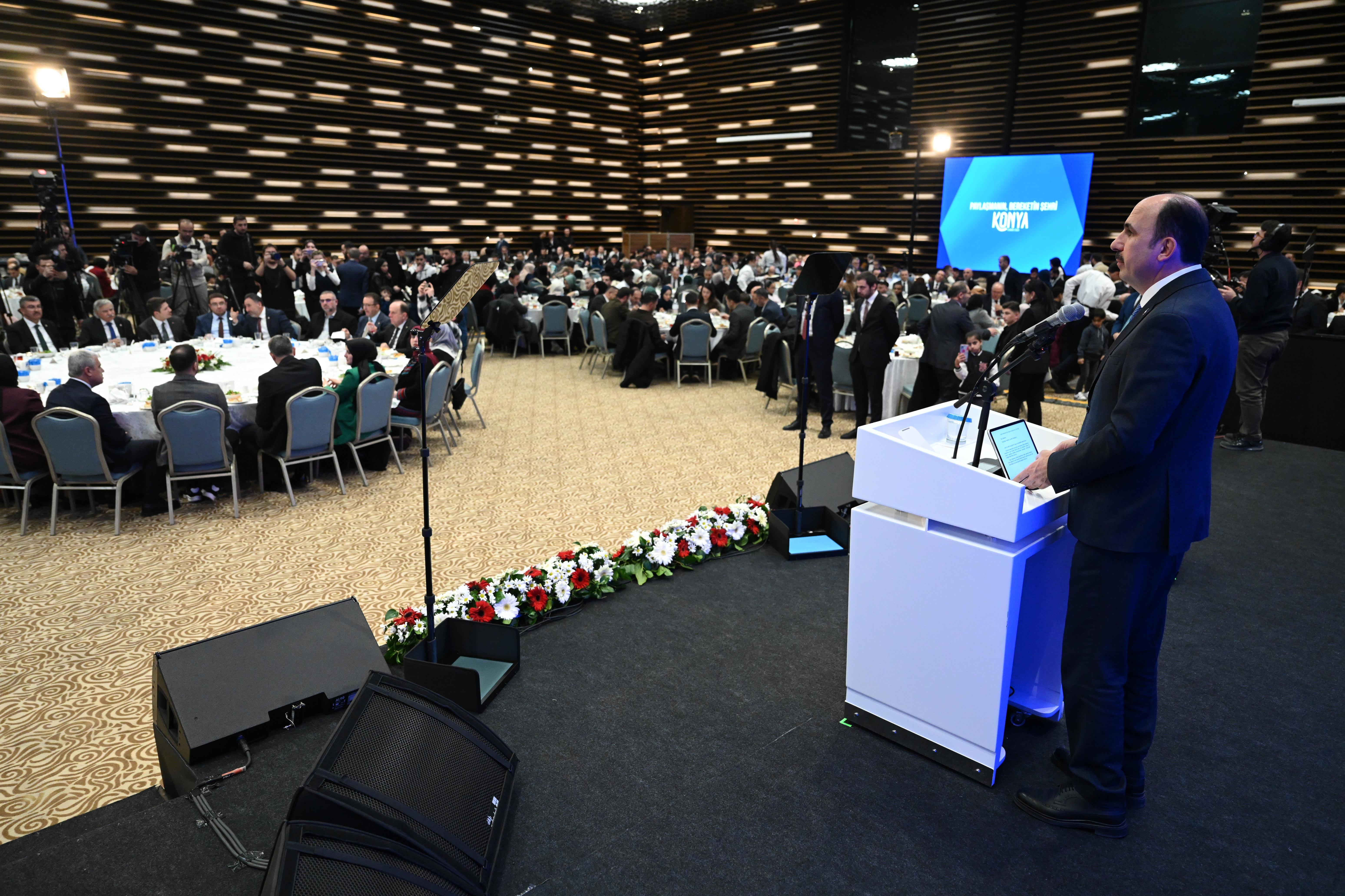 İÇİŞLERİ BAKANI ÇİFTÇİ KONYA’DA “GAZZE GÖNÜL SOFRASI İFTARI”NDA GAZZELİ AİLELERLE BULUŞTU