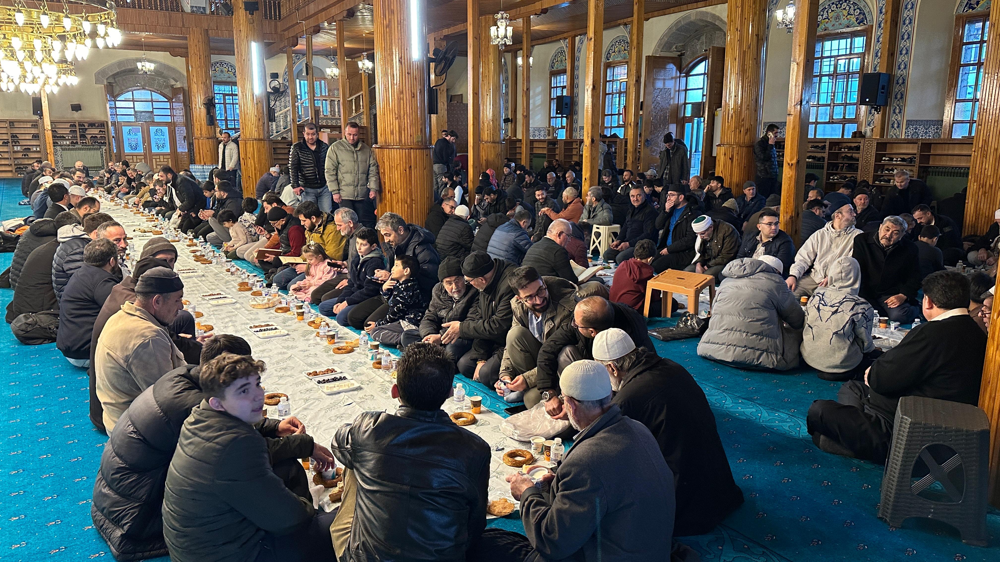 BAŞKAN ALTAY KAPI CAMİİ’NDE GELENEK OLARAK SÜRDÜRÜLEN “ÜMMET İFTARI”NIN BEREKETİNE ORTAK OLDU