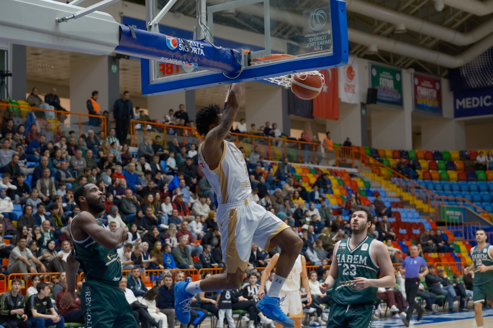 BÜYÜKŞEHİR TARAFTARI ÖNÜNDE FARKA KOŞTU