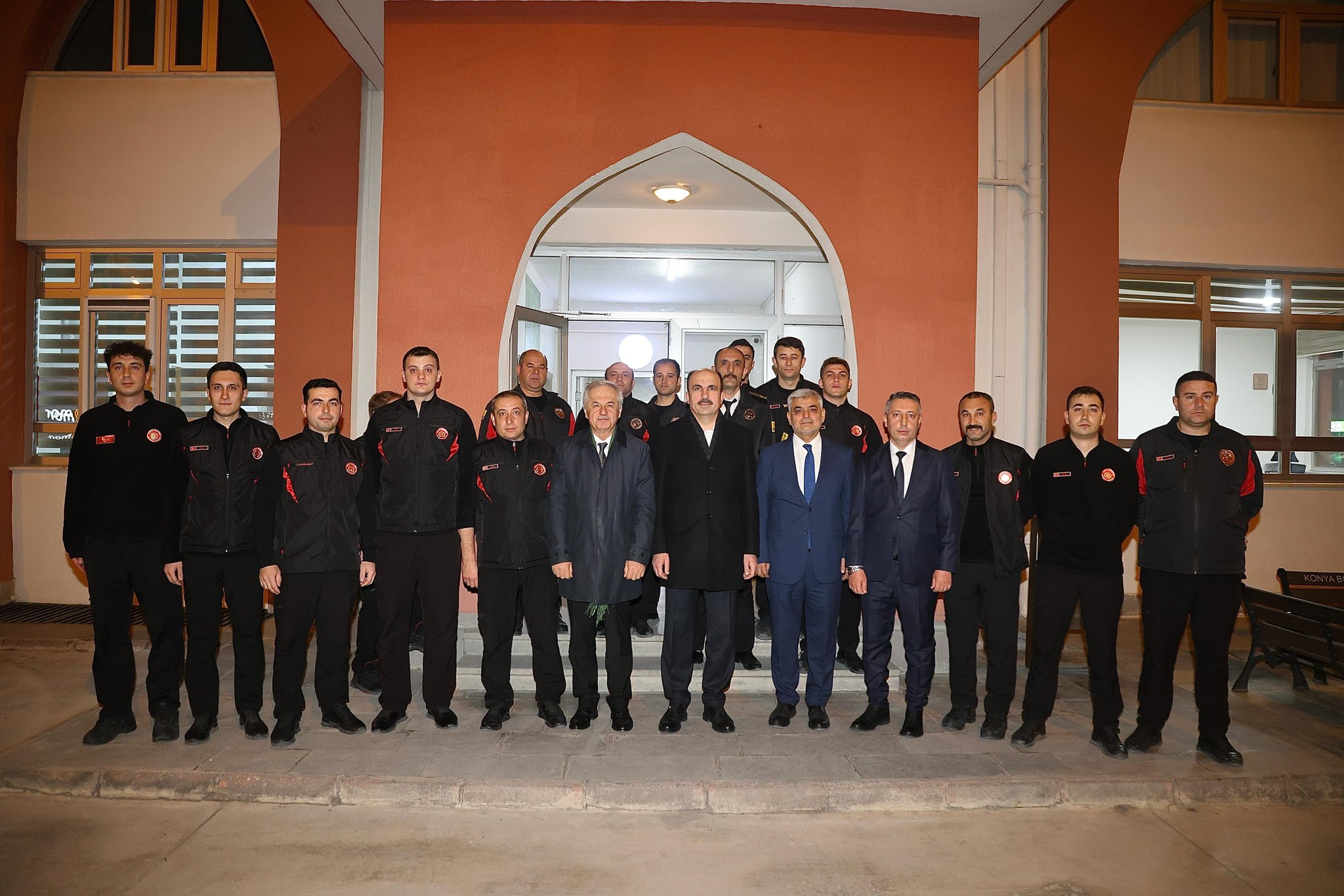 BAŞKAN ALTAY İFTARDAN SONRA GECE MESAİSİNDEKİ BÜYÜKŞEHİR PERSONELİNİ ZİYARET ETTİ