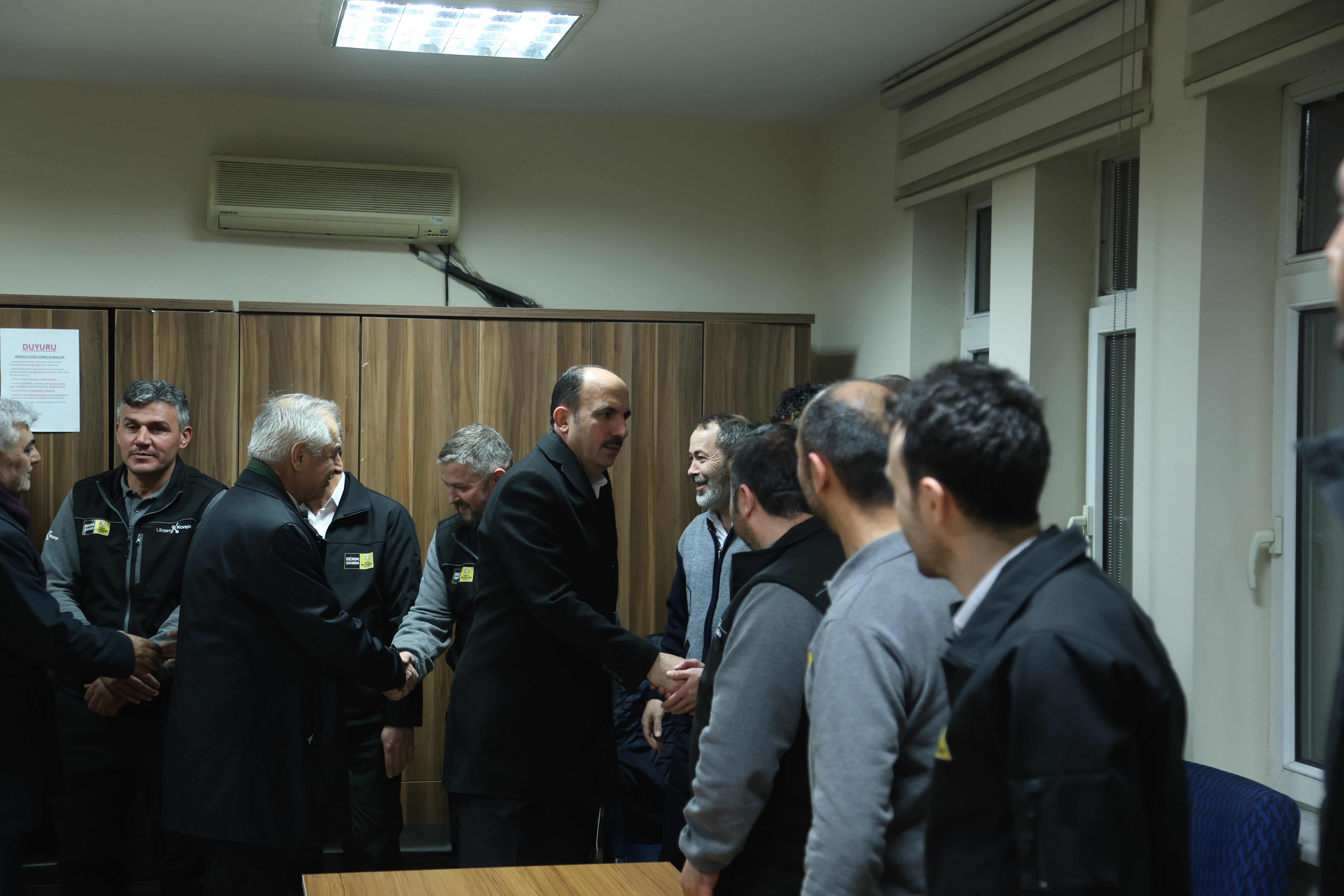 BAŞKAN ALTAY İFTARDAN SONRA GECE MESAİSİNDEKİ BÜYÜKŞEHİR PERSONELİNİ ZİYARET ETTİ