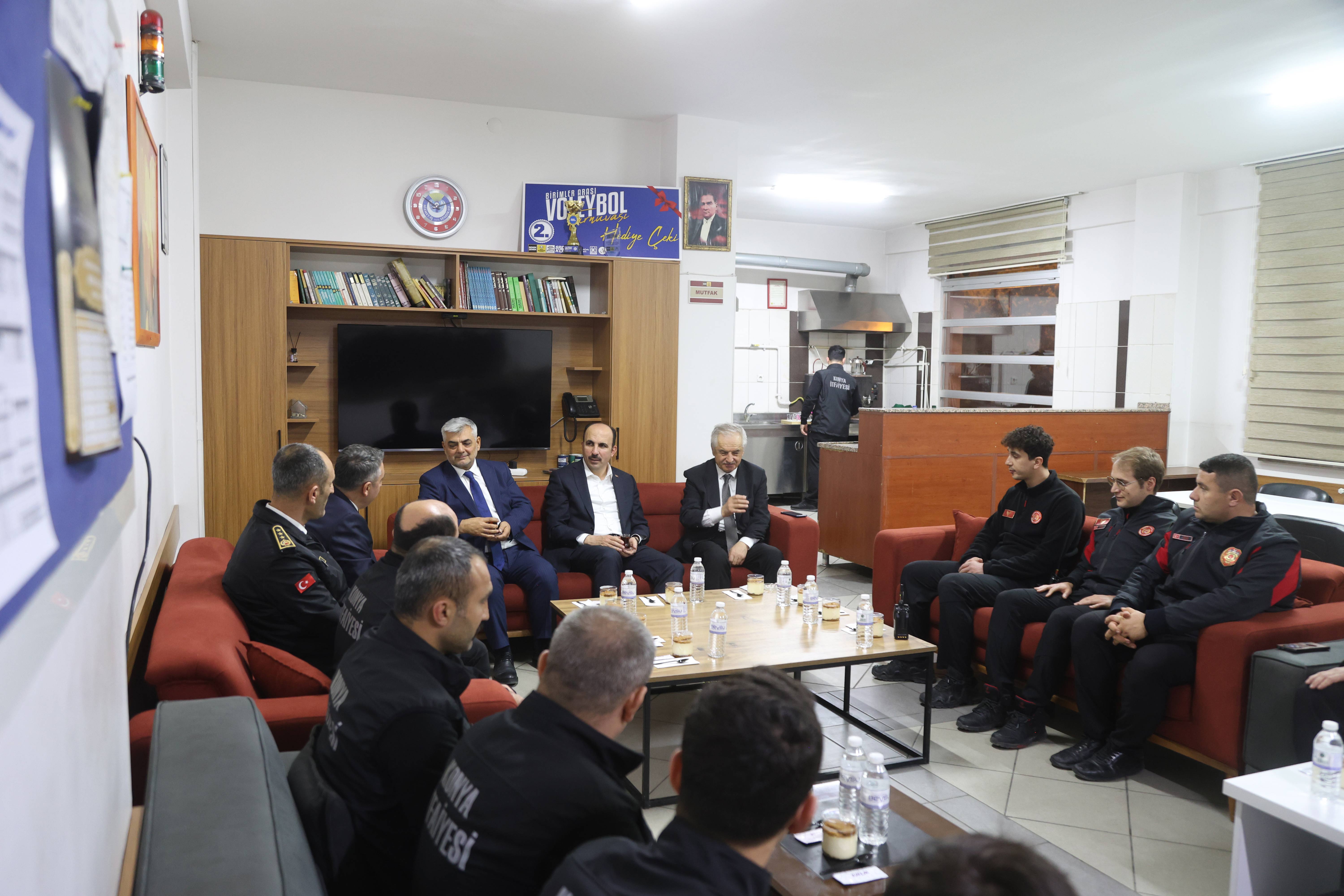 BAŞKAN ALTAY İFTARDAN SONRA GECE MESAİSİNDEKİ BÜYÜKŞEHİR PERSONELİNİ ZİYARET ETTİ